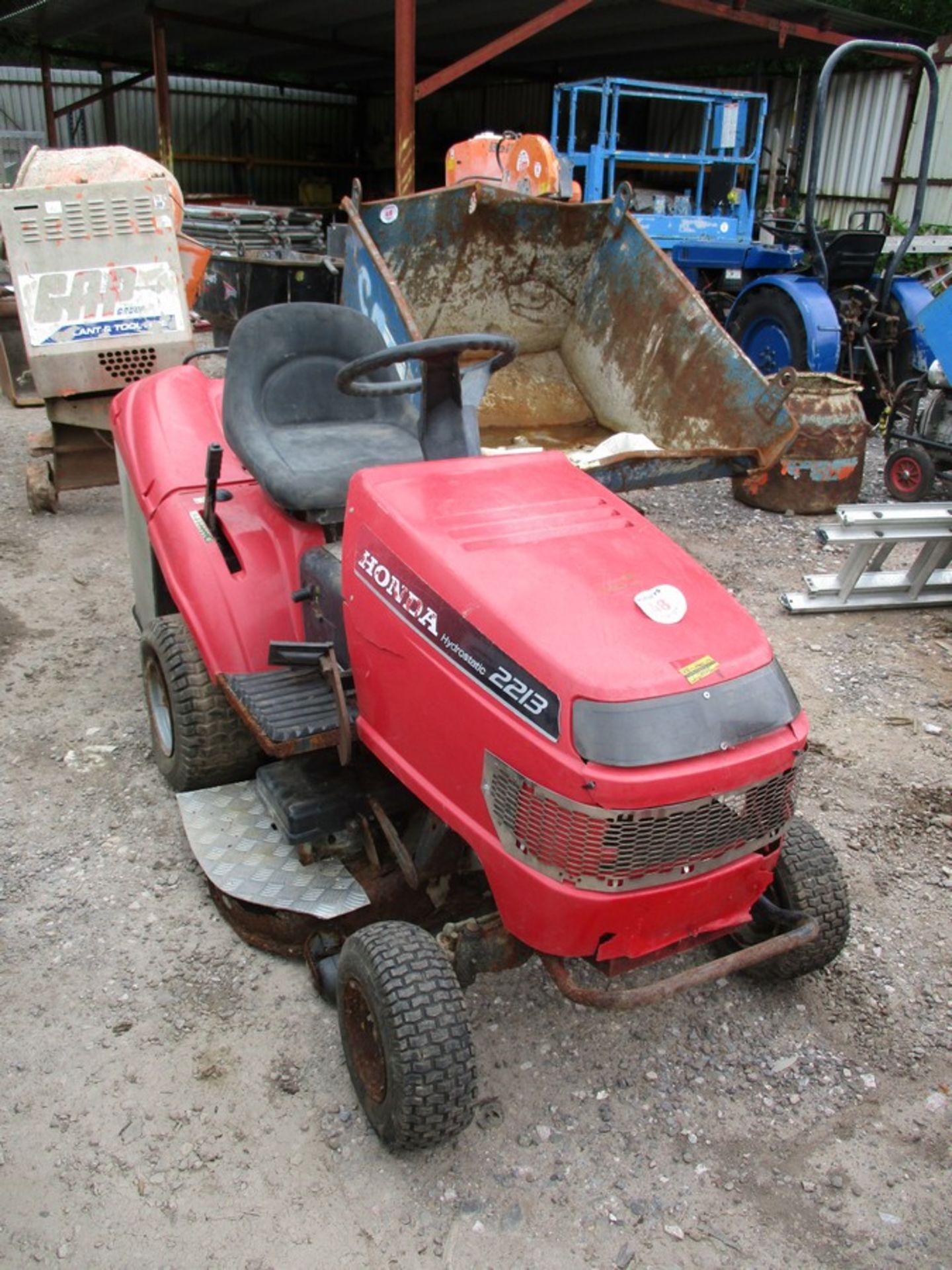 HONDA 2213 RIDE ON MOWER 0536 HRS C/W KEY