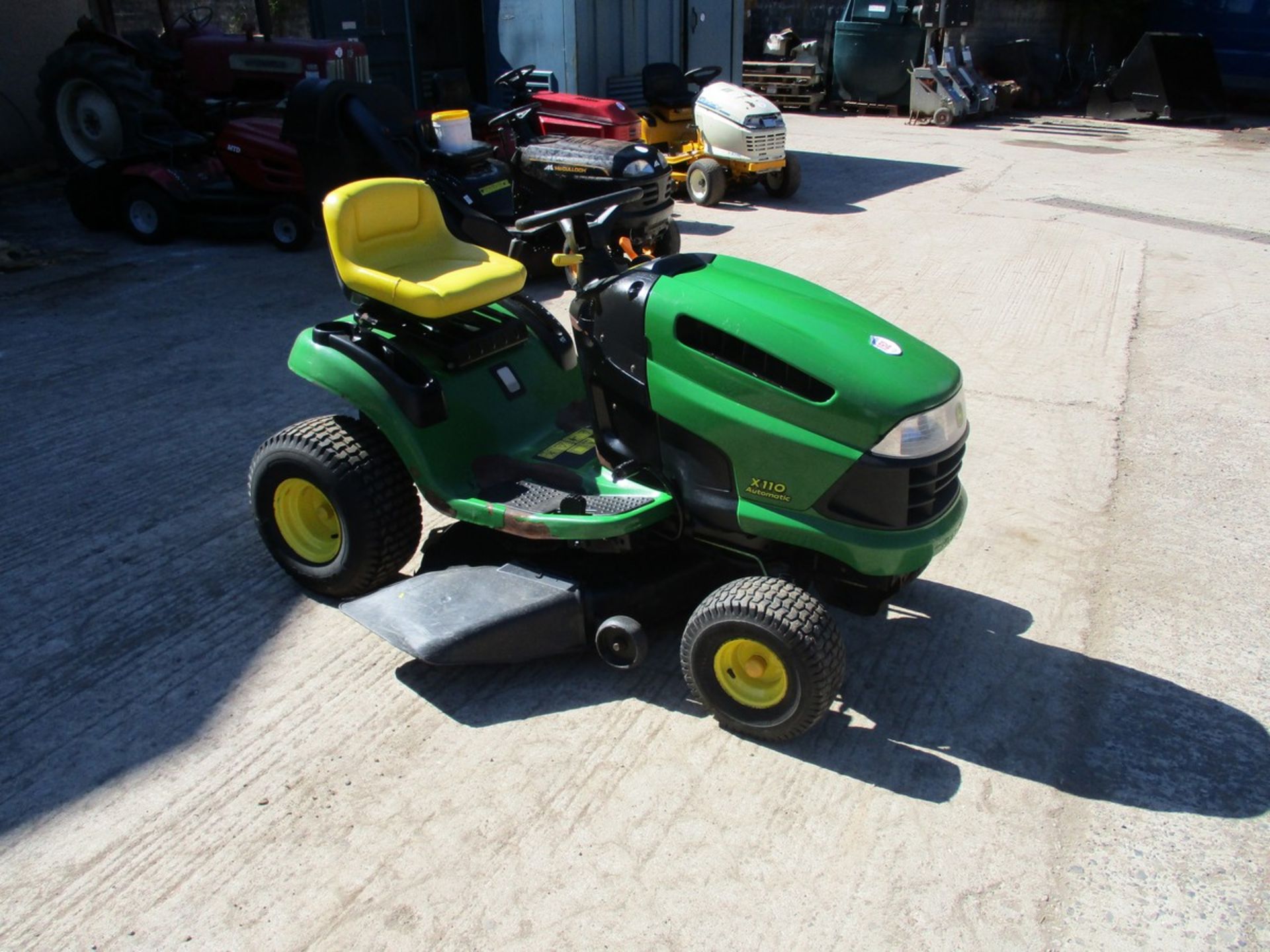 JOHN DEERE X110 RIDE ON MOWER - Image 2 of 5