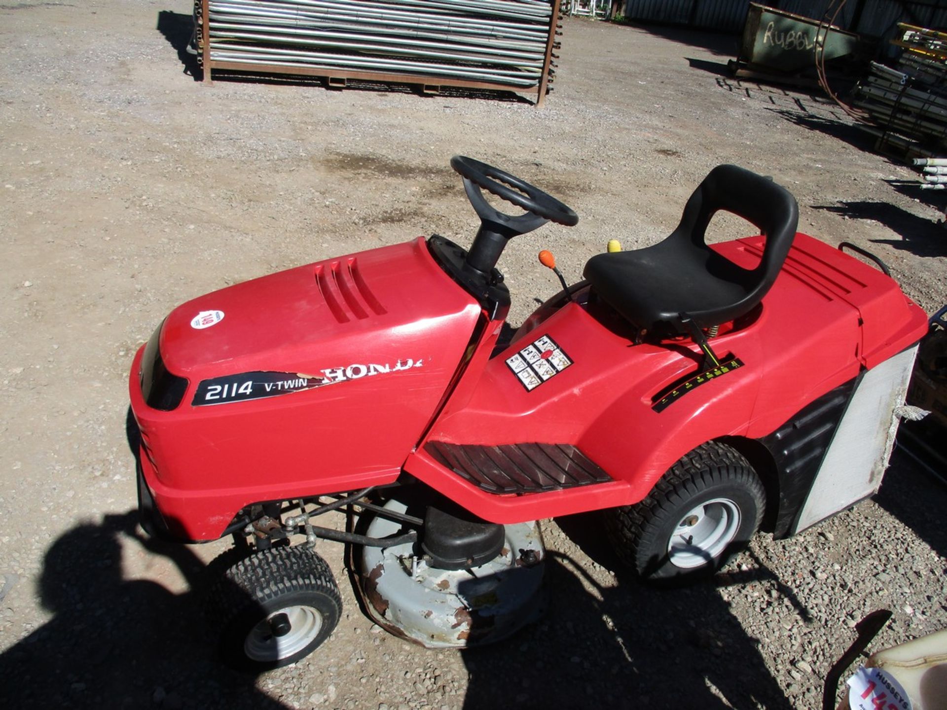 HONDA 2114 RIDE ON MOWER - Image 3 of 4