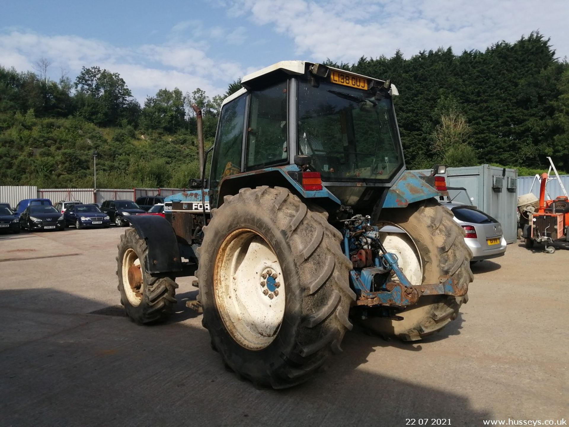 FORD 8240 4WD TRACTOR L138 GUJ SHOWING 1089HRS - Image 4 of 10