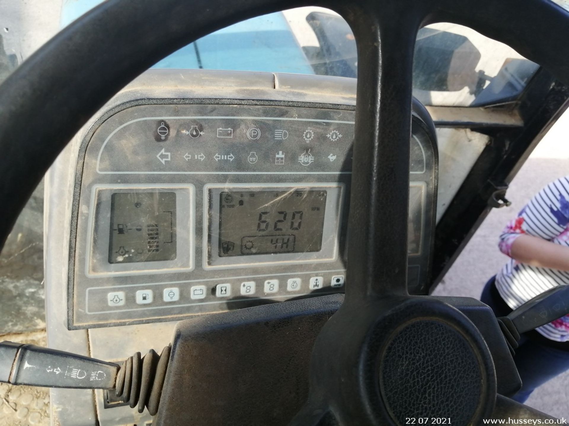 FORD 8240 4WD TRACTOR L138 GUJ SHOWING 1089HRS - Image 10 of 10