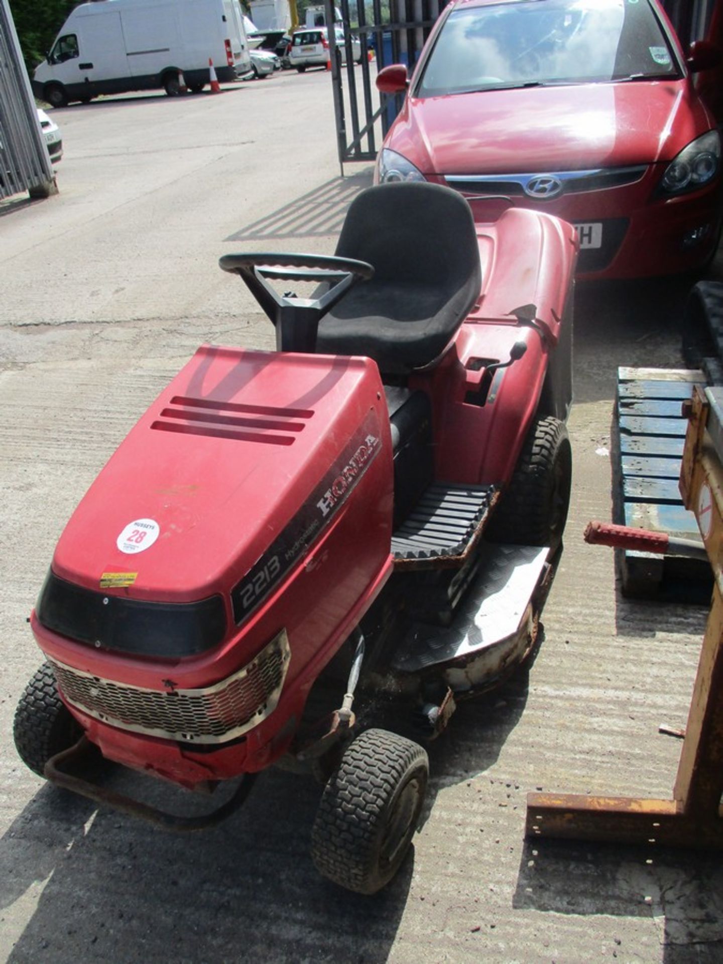 HONDA RIDE ON MOWER - Image 2 of 3