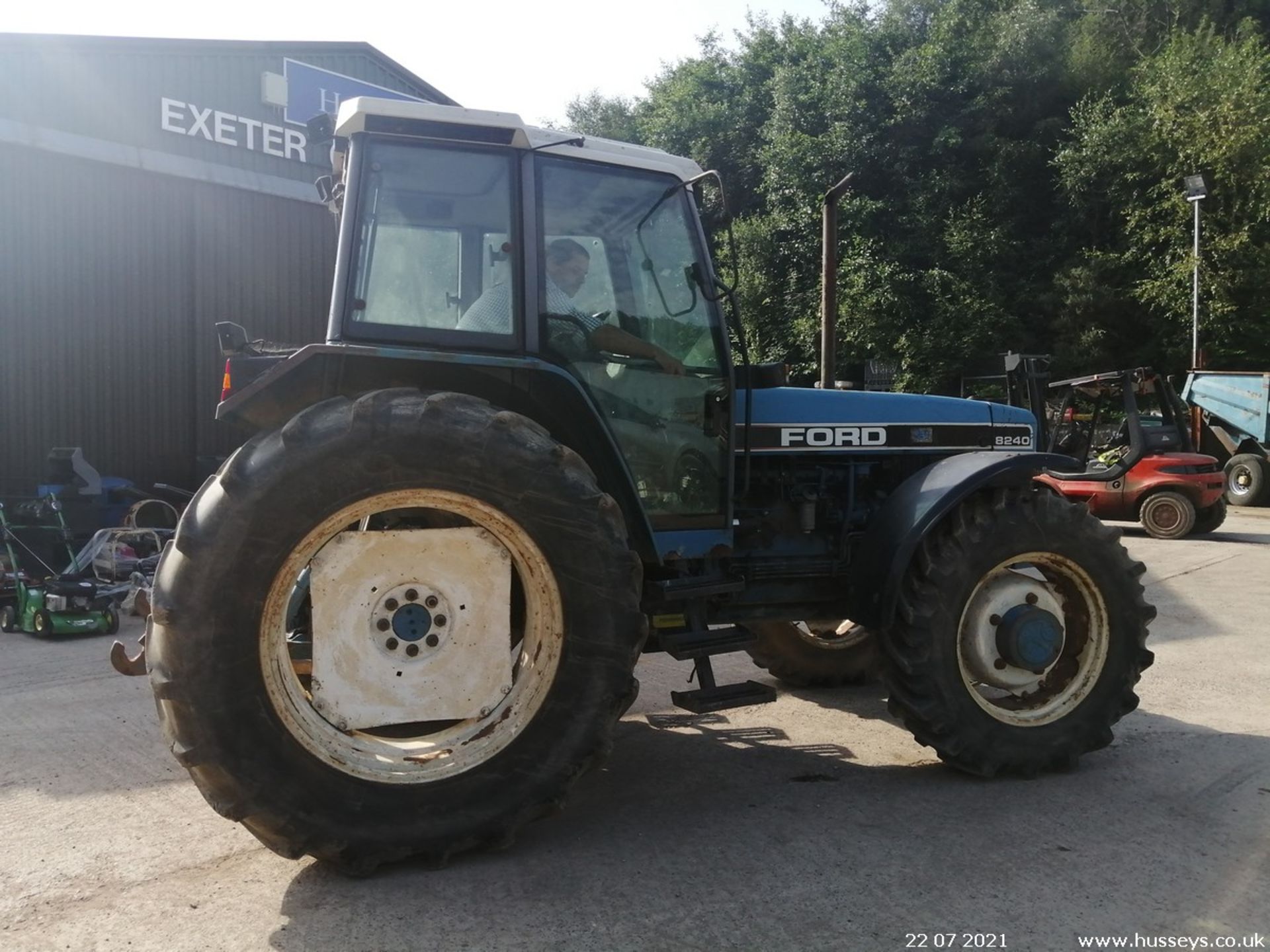 FORD 8240 4WD TRACTOR L138 GUJ SHOWING 1089HRS - Image 7 of 10