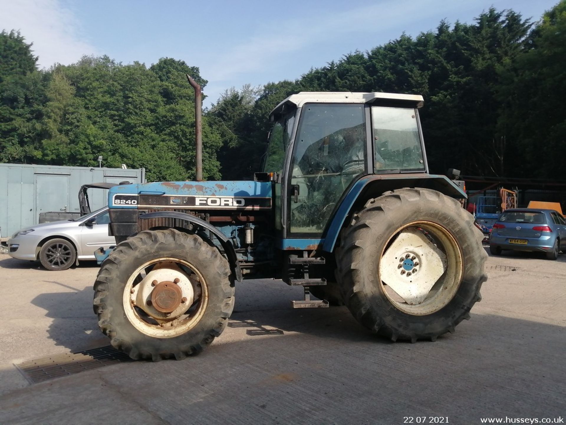 FORD 8240 4WD TRACTOR L138 GUJ SHOWING 1089HRS - Image 2 of 10