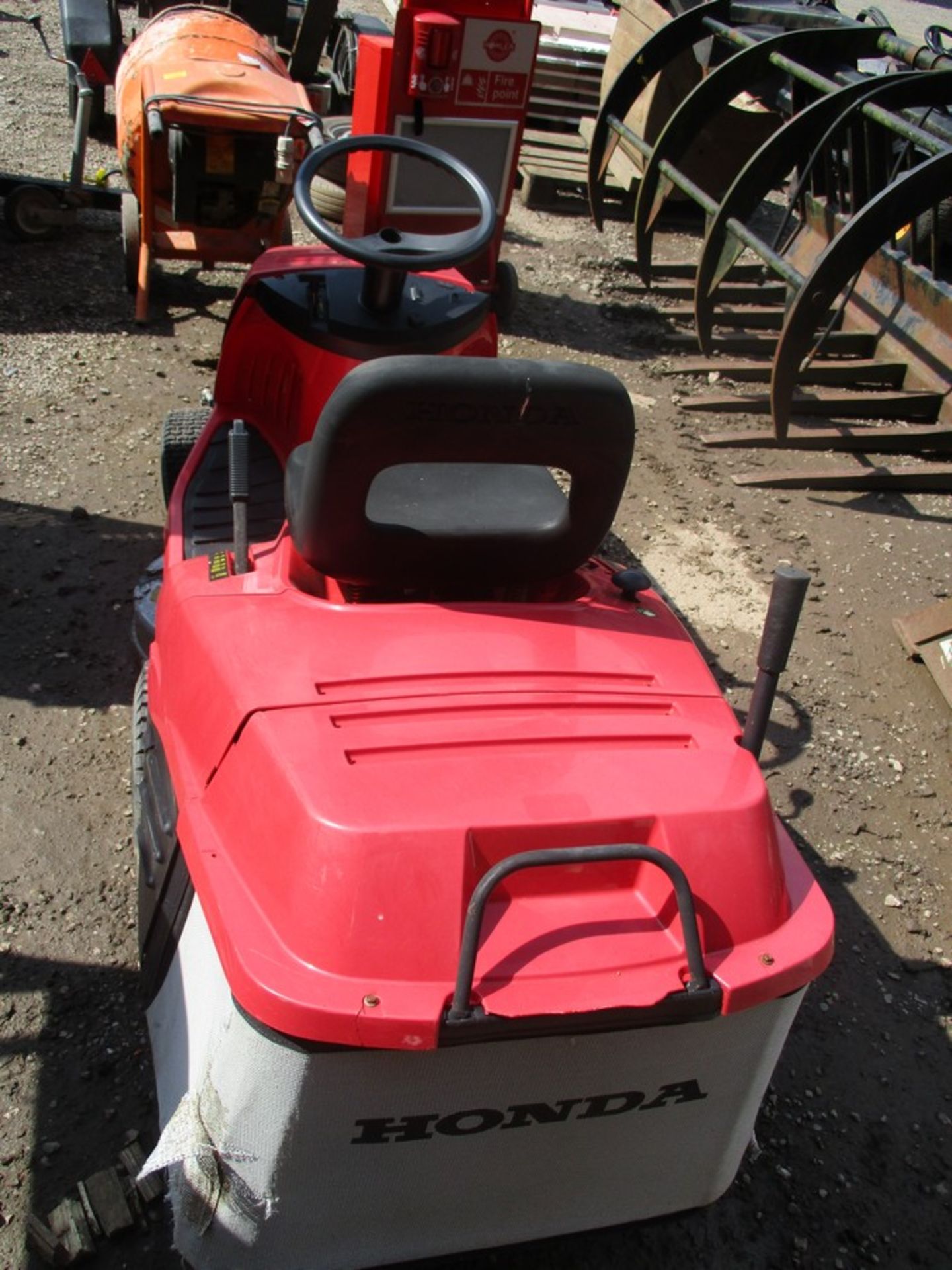 HONDA 2114 RIDE ON MOWER C.W COLLECTOR - Image 3 of 4