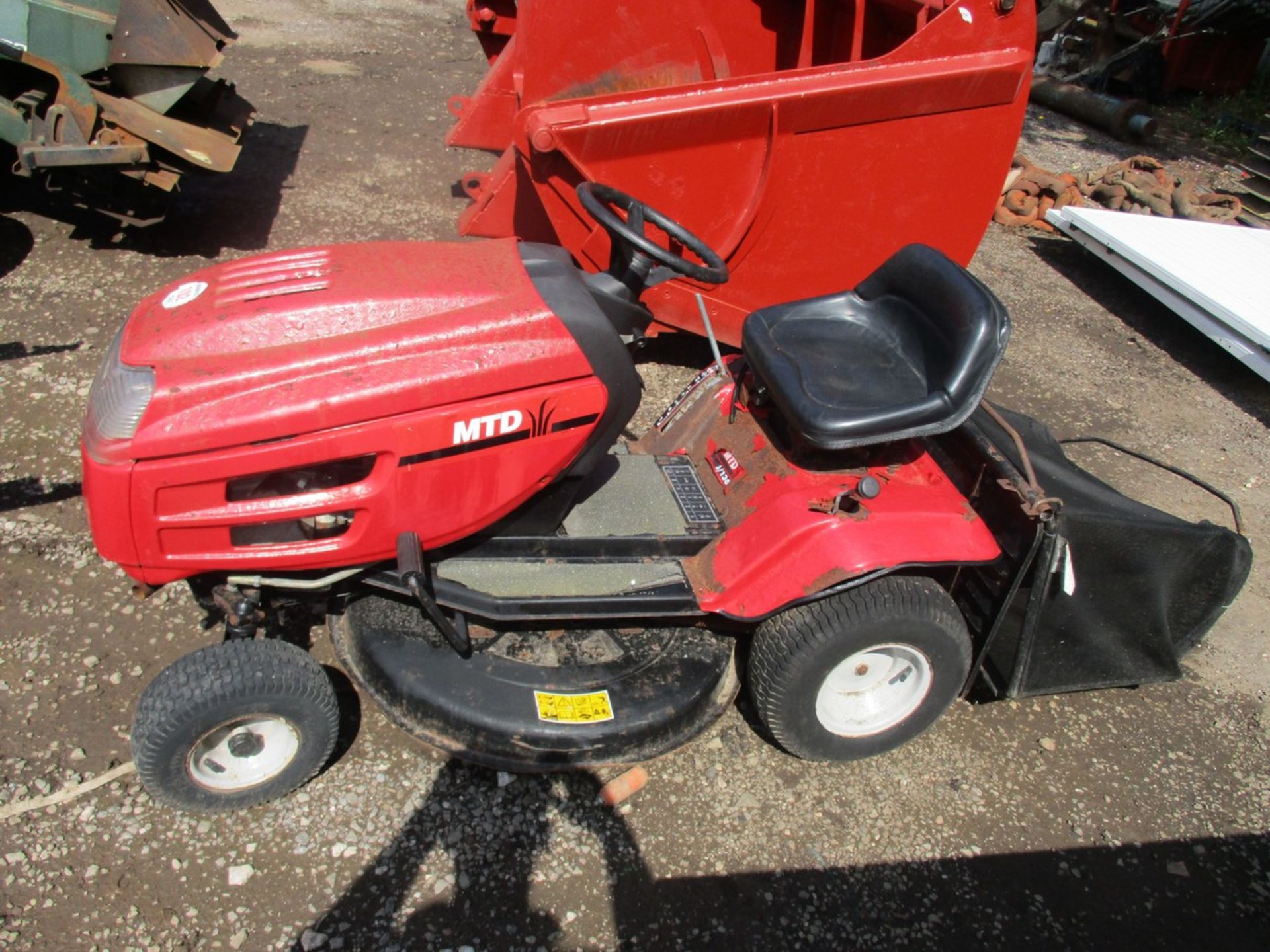 MTD RIDE ON MOWER - Image 2 of 3