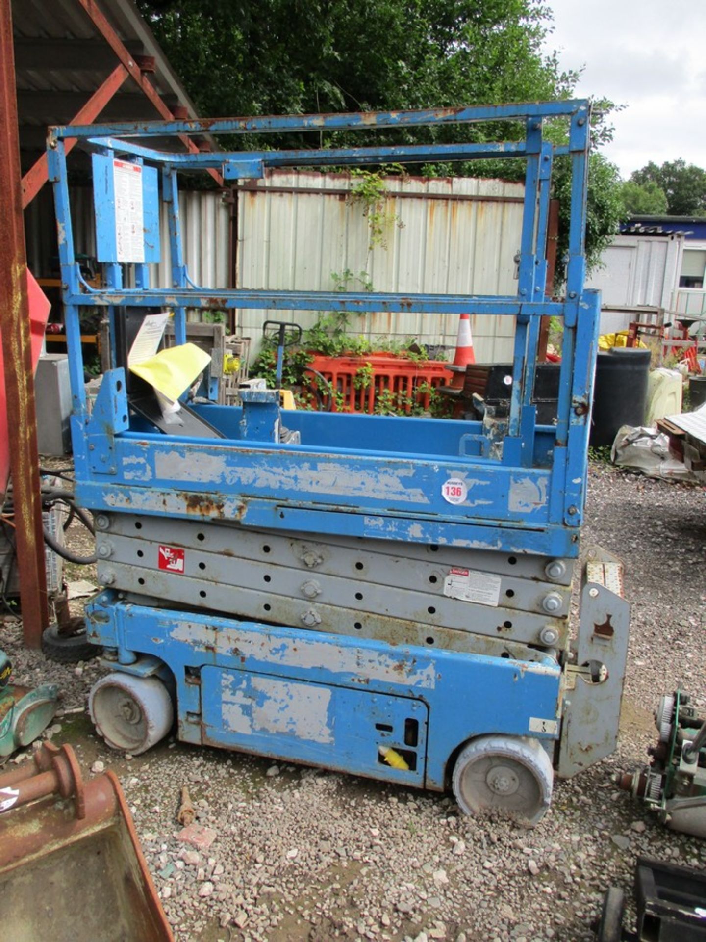 SCISSOR LIFT