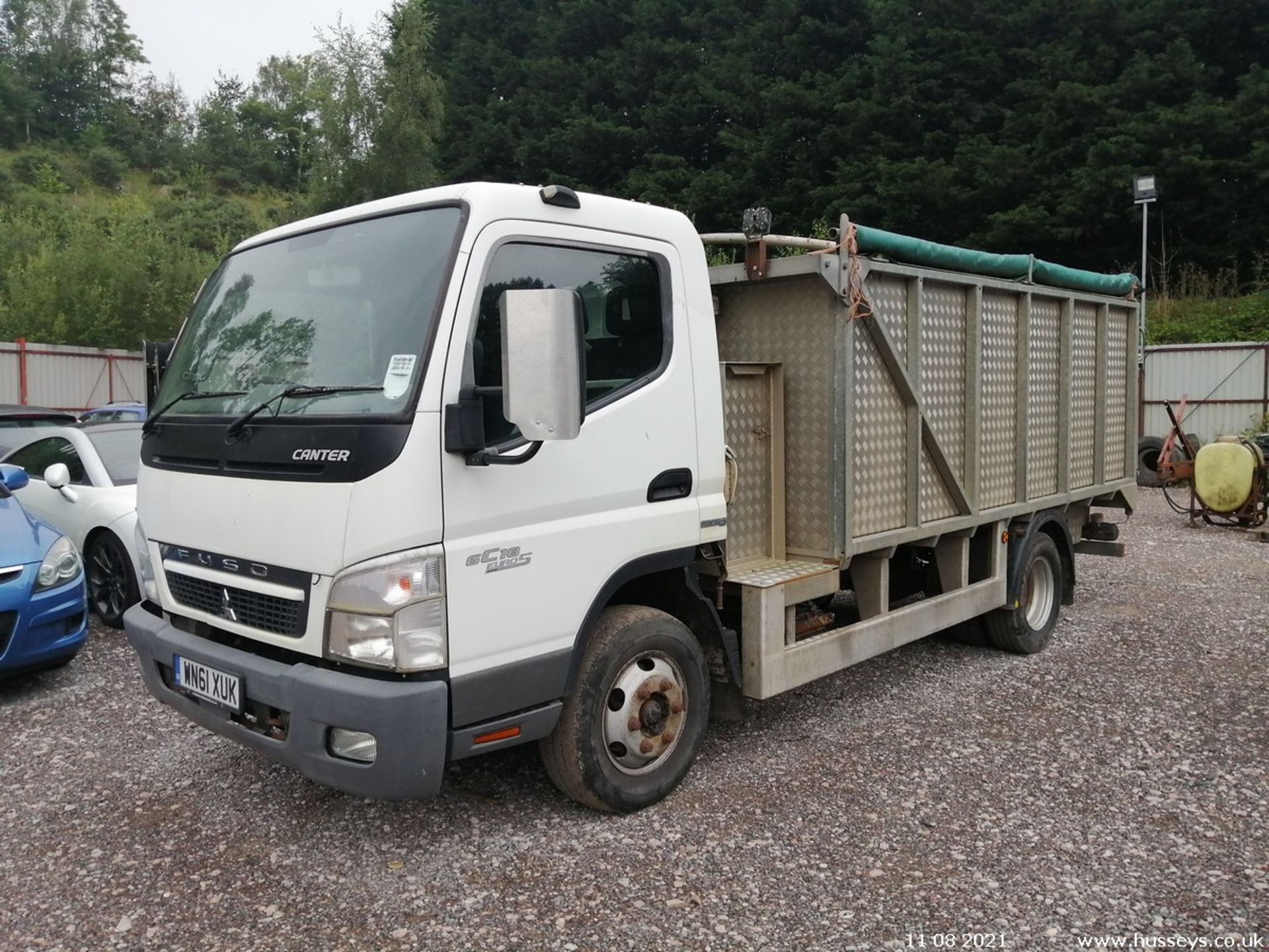 12/61 MITSUBISHI FUSO CANTER FALLEN STOCK TRUCK - 2998cc 2dr (White, 187k) - Image 3 of 10