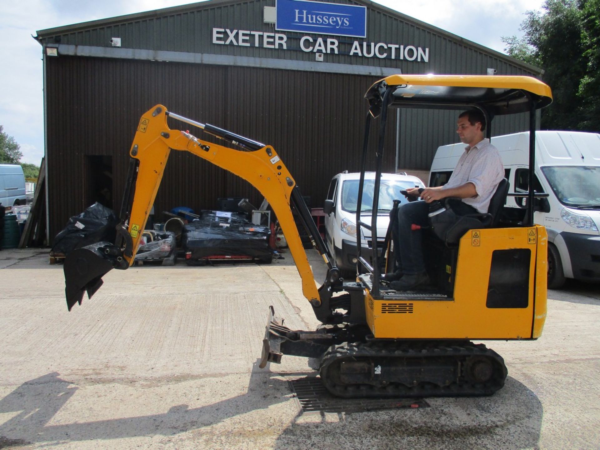 JCB 15C-1 MINI DIGGER 2018 C/W 1 BUCKET 790HRS - Image 2 of 9