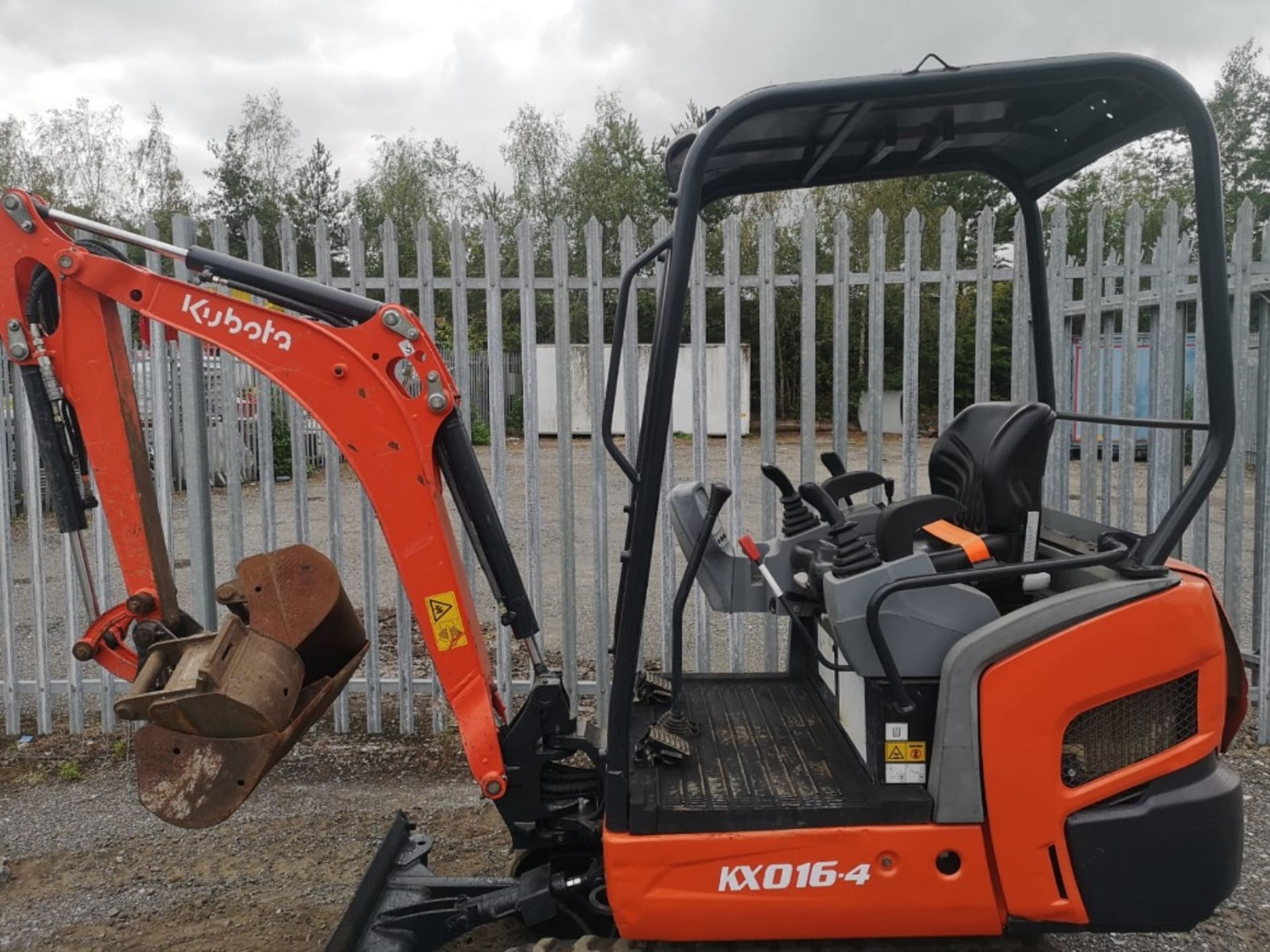 KUBOTA KX016.4 MINIDIGGER C.W 3 BUCKETS, 2015 2178HRS RDD 2 SPEED TRACKING PIPED FOR HAMMER, - Image 2 of 8