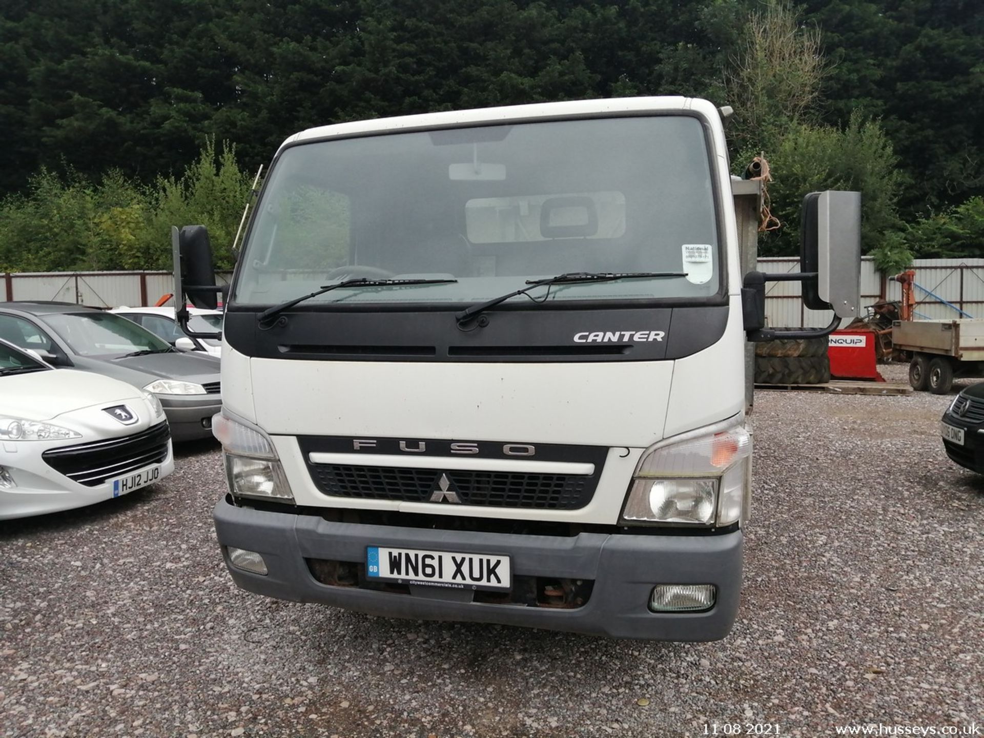 12/61 MITSUBISHI FUSO CANTER FALLEN STOCK TRUCK - 2998cc 2dr (White, 187k) - Image 2 of 10