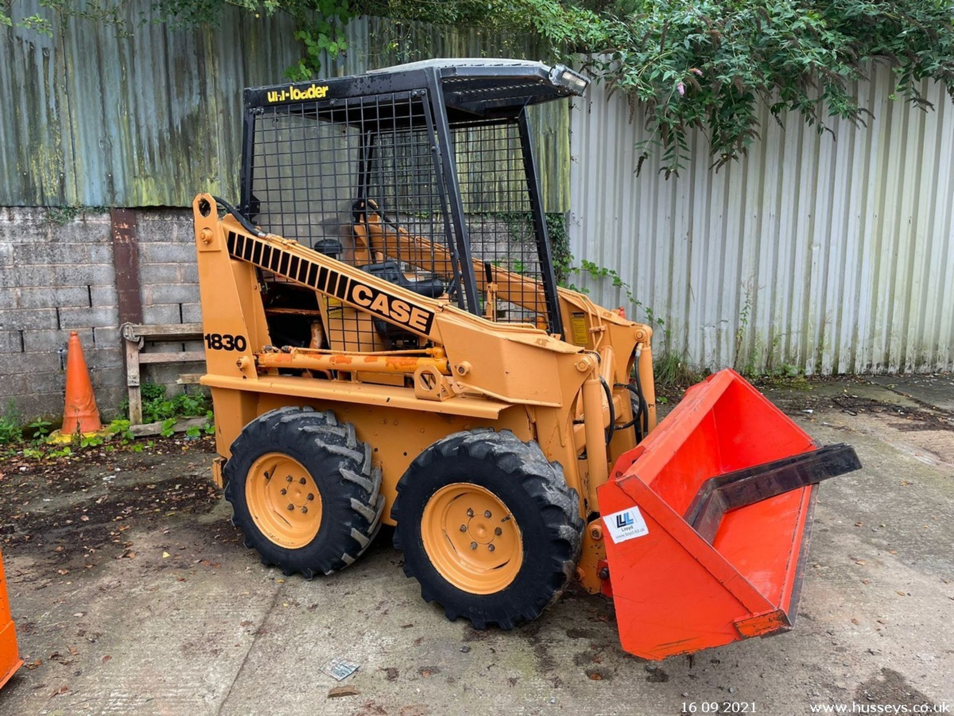 CASE 1830 SKID STEER C.W BUCKET & PALLET FORKS