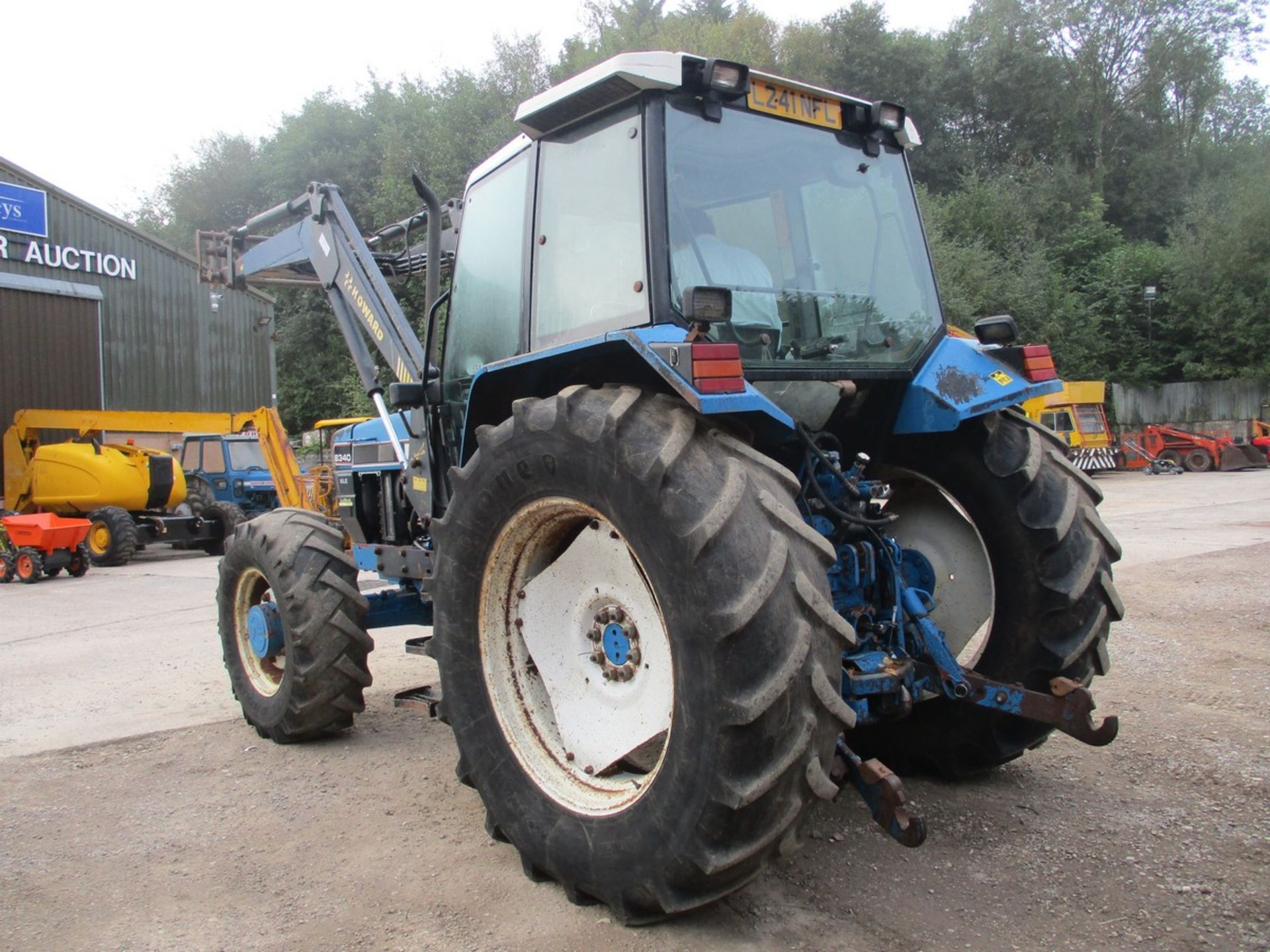 FORD 8340 TRACTOR C.W HOWARD LOADER SHOWING 2477HRS L241NFL - Image 4 of 10