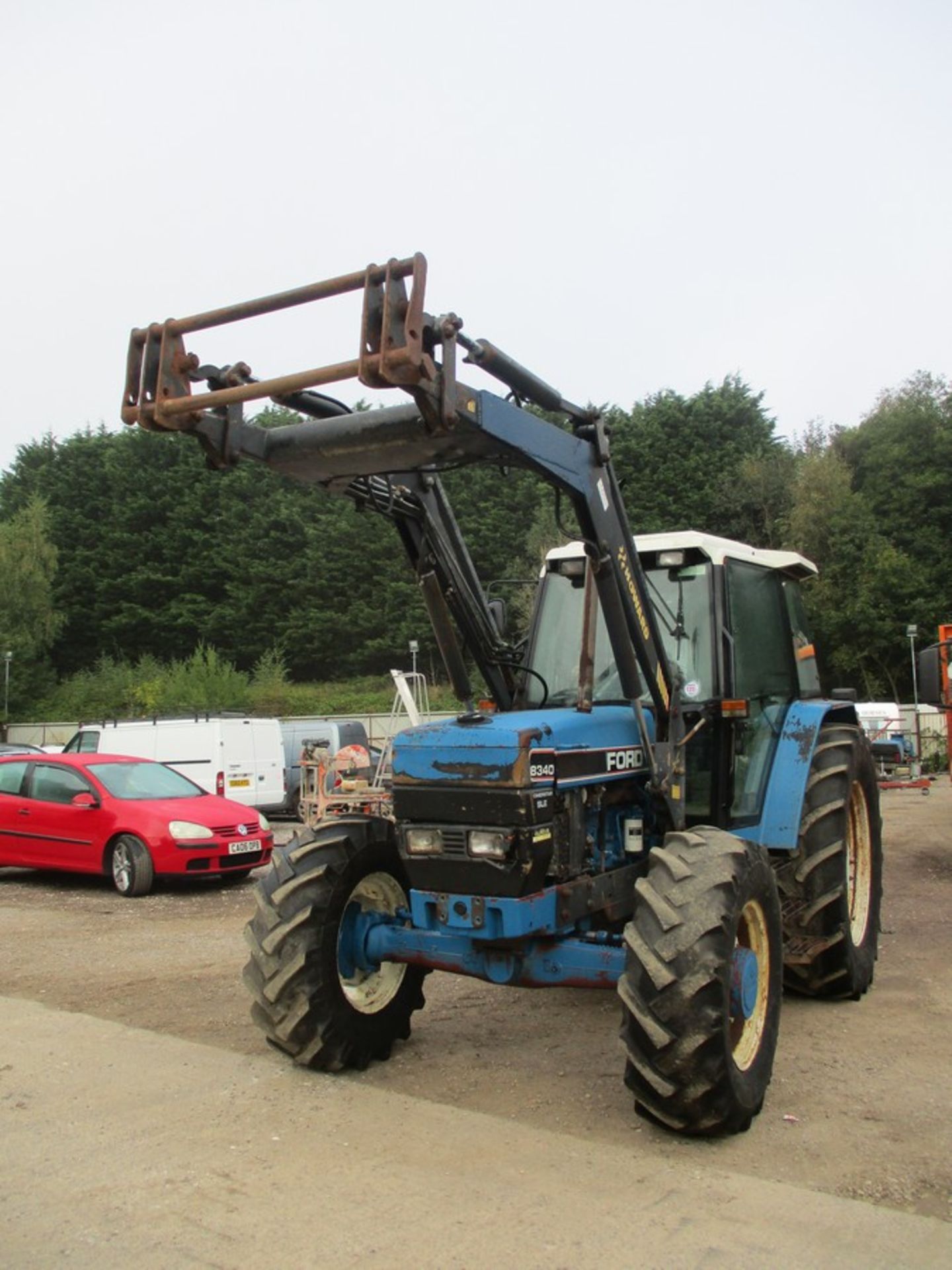 FORD 8340 TRACTOR C.W HOWARD LOADER SHOWING 2477HRS L241NFL - Image 6 of 10