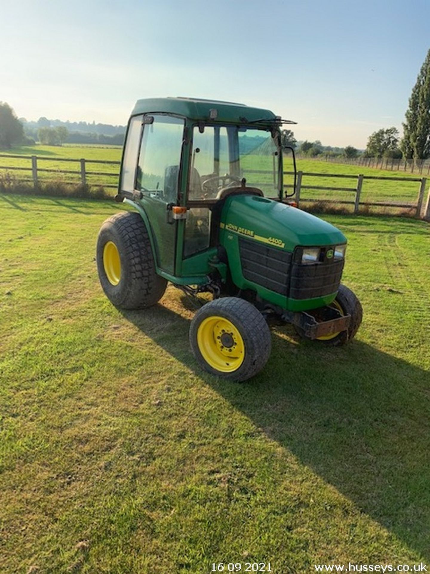 JOHN DEERE 4400 CABBED COMPACT TRACTOR 2002 PICK UP HITCH GWO