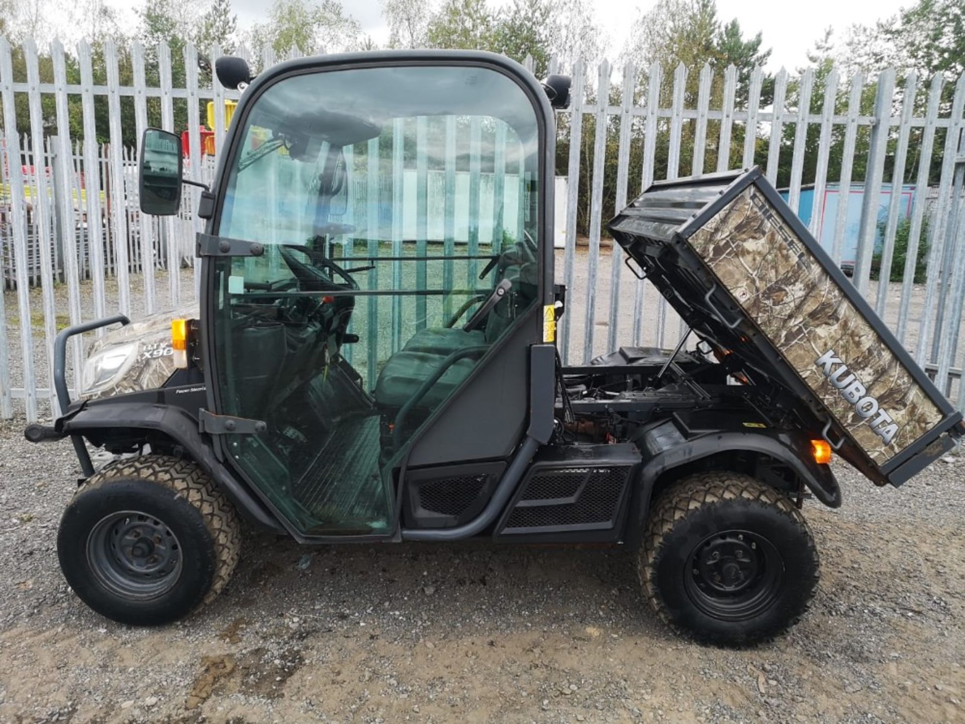 KUBOTA RTVX900 65 REG FULL CAB HEATER RADIO HYD TIP POWER STEERING RDT - Image 3 of 8