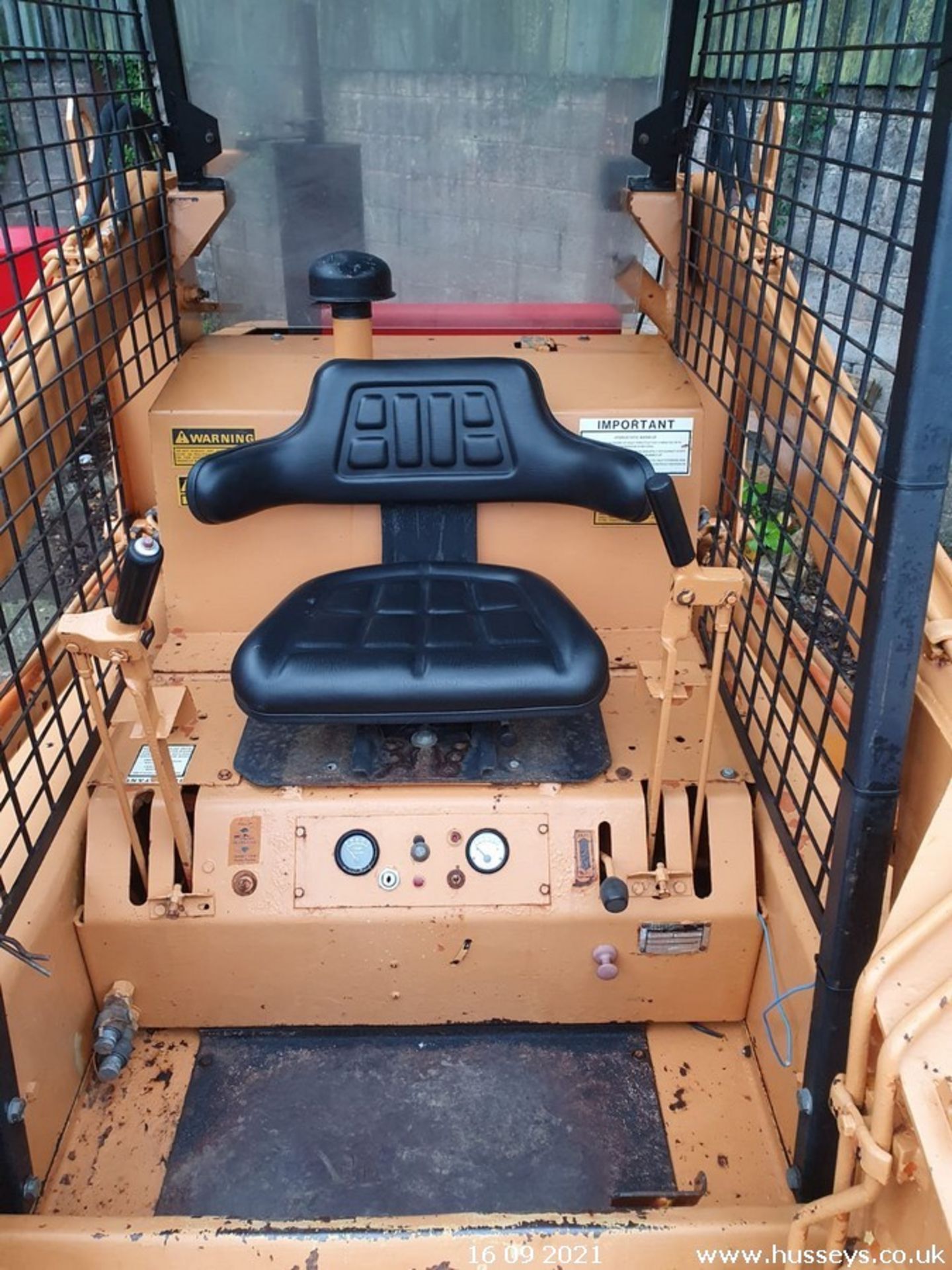 CASE 1830 SKID STEER C.W BUCKET & PALLET FORKS - Image 8 of 8