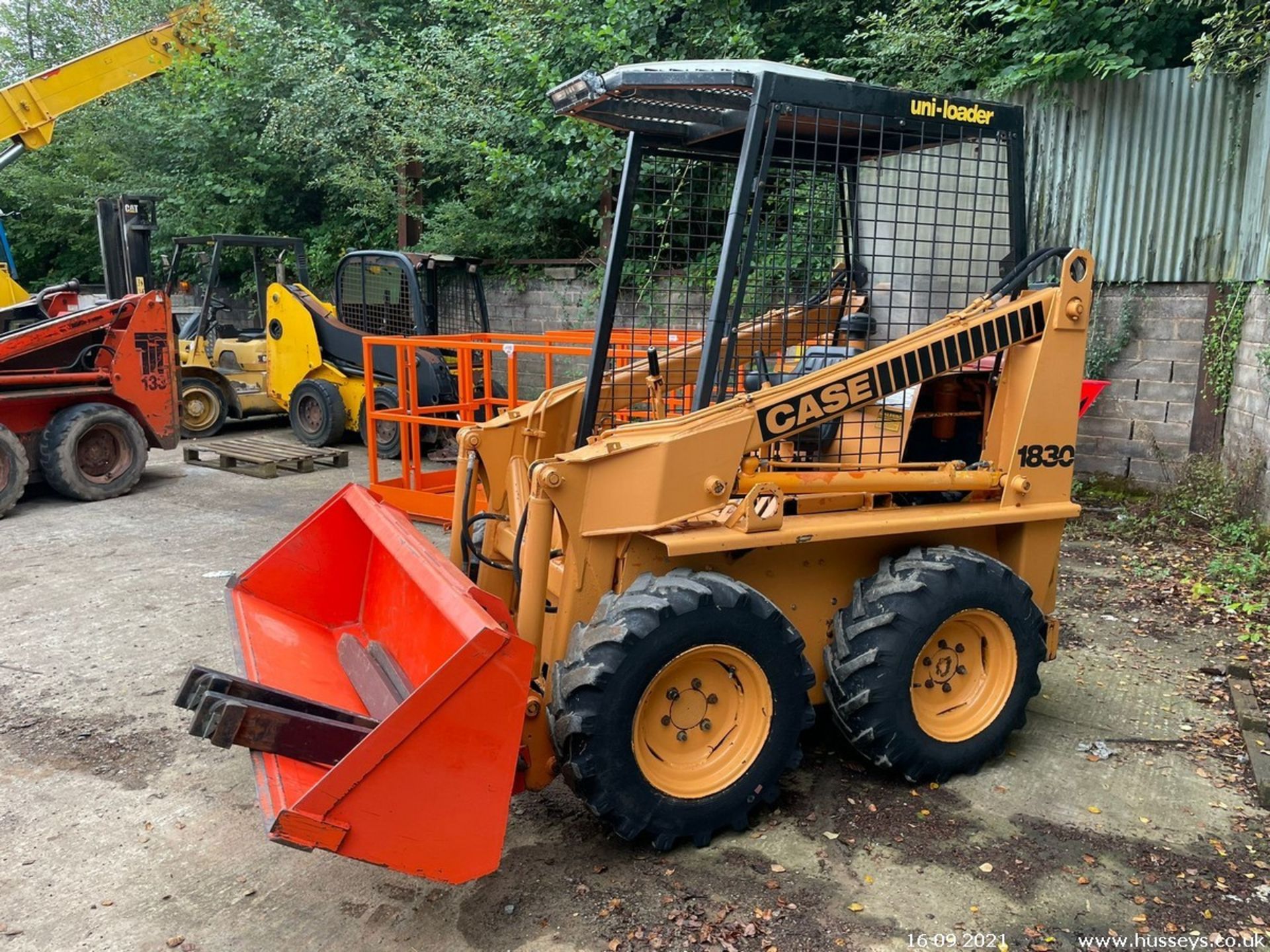 CASE 1830 SKID STEER C.W BUCKET & PALLET FORKS - Image 2 of 8