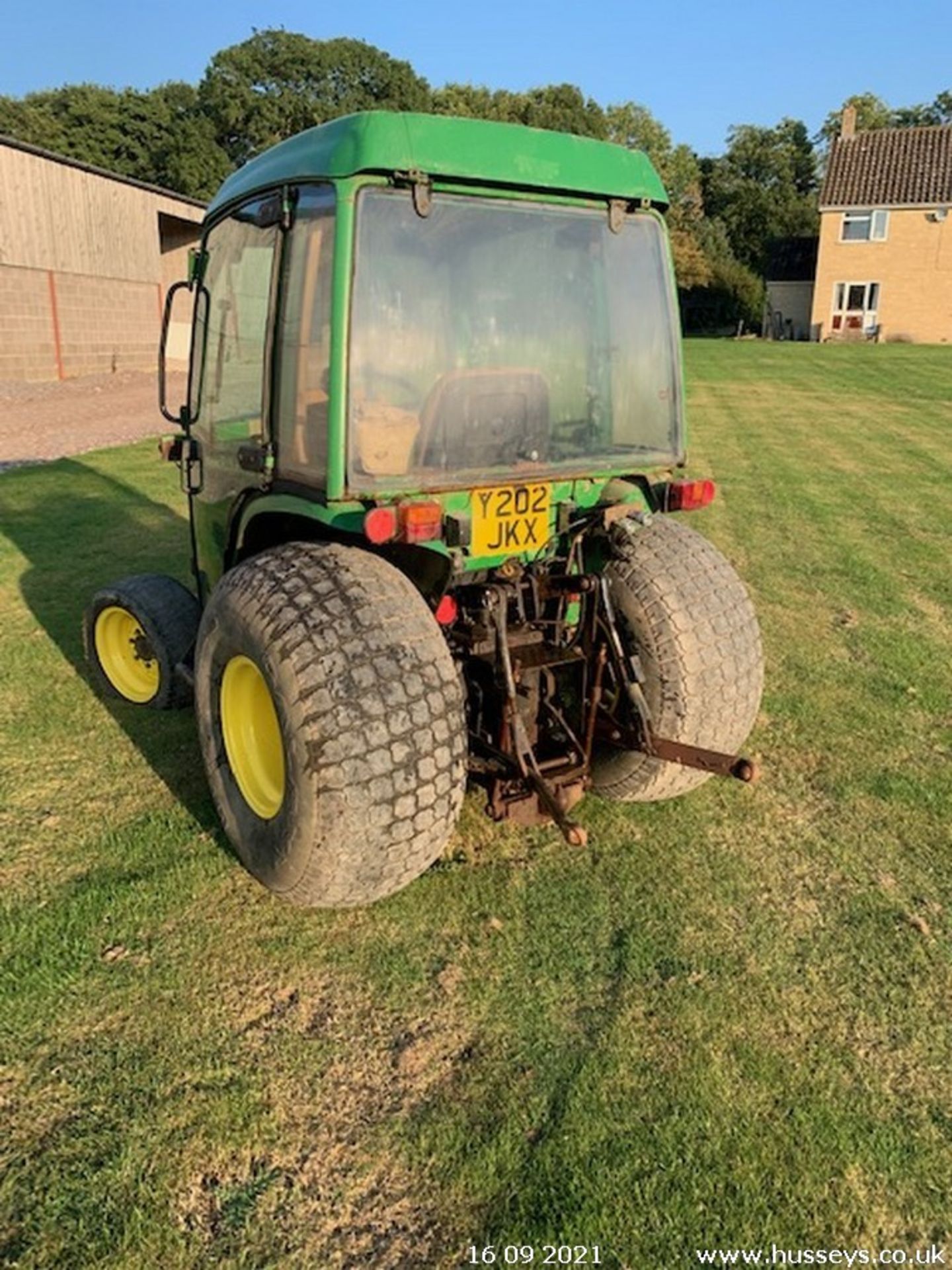 JOHN DEERE 4400 CABBED COMPACT TRACTOR 2002 PICK UP HITCH GWO - Image 2 of 4