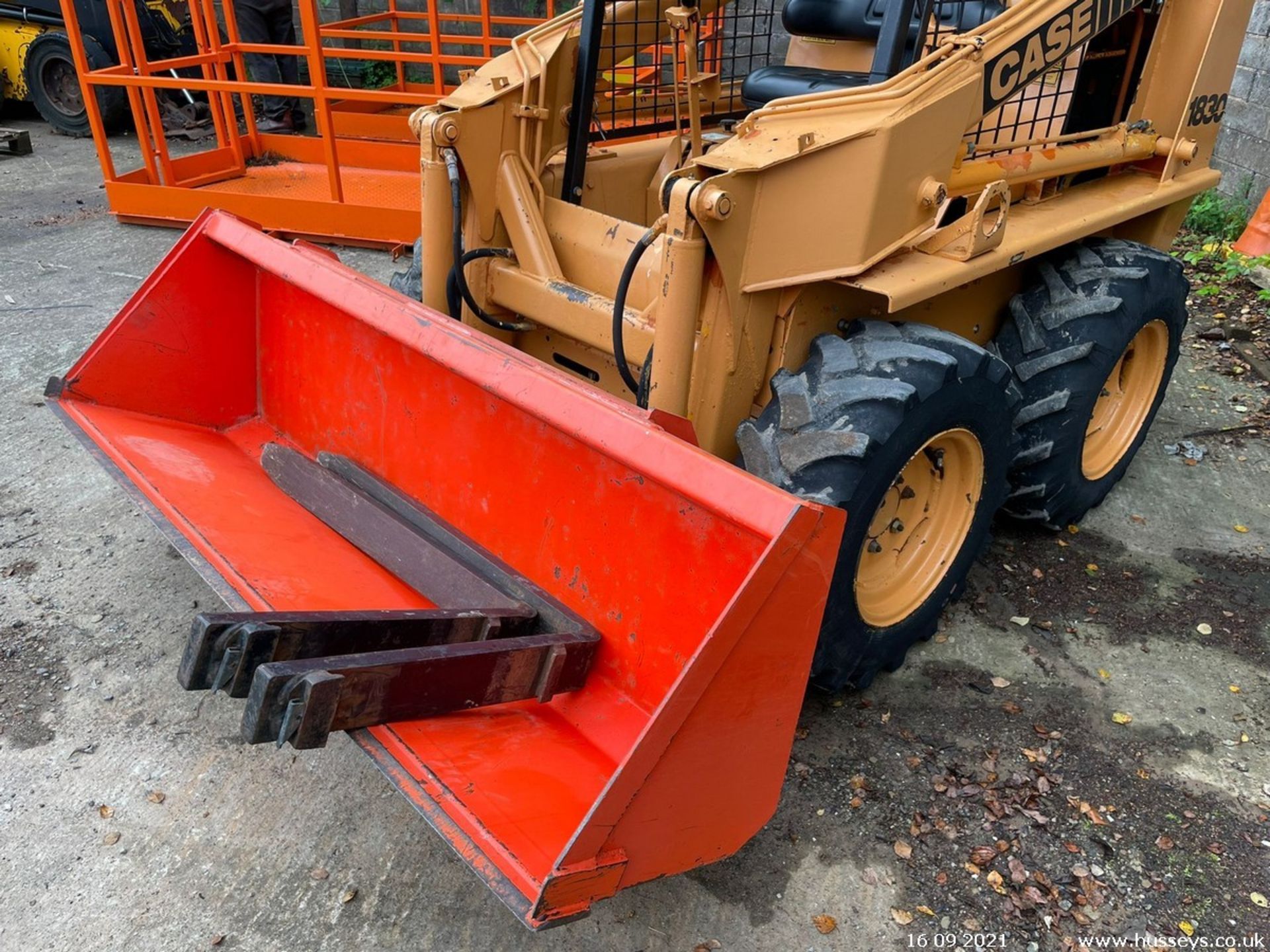 CASE 1830 SKID STEER C.W BUCKET & PALLET FORKS - Image 7 of 8