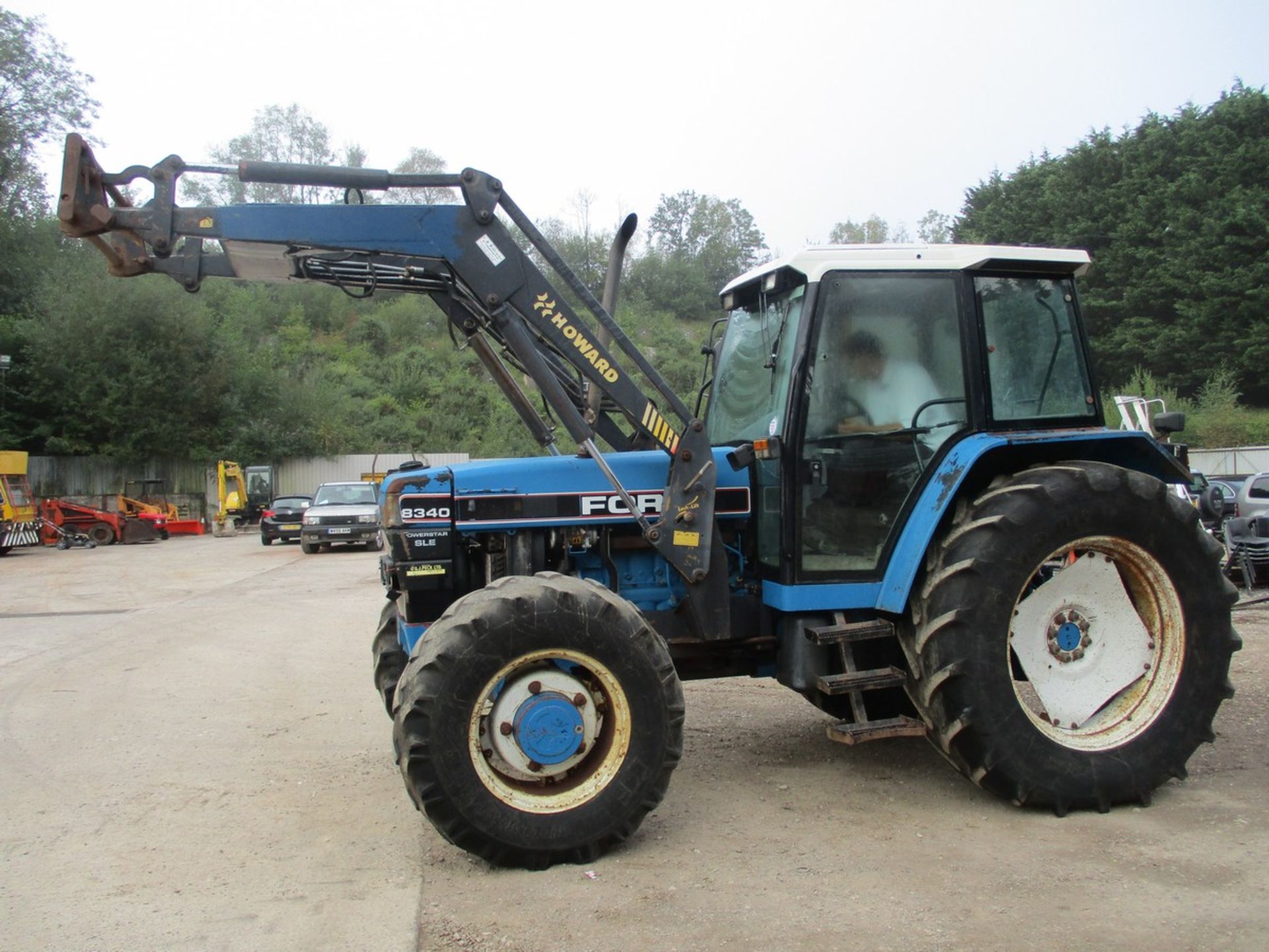 FORD 8340 TRACTOR C.W HOWARD LOADER SHOWING 2477HRS L241NFL - Image 5 of 10