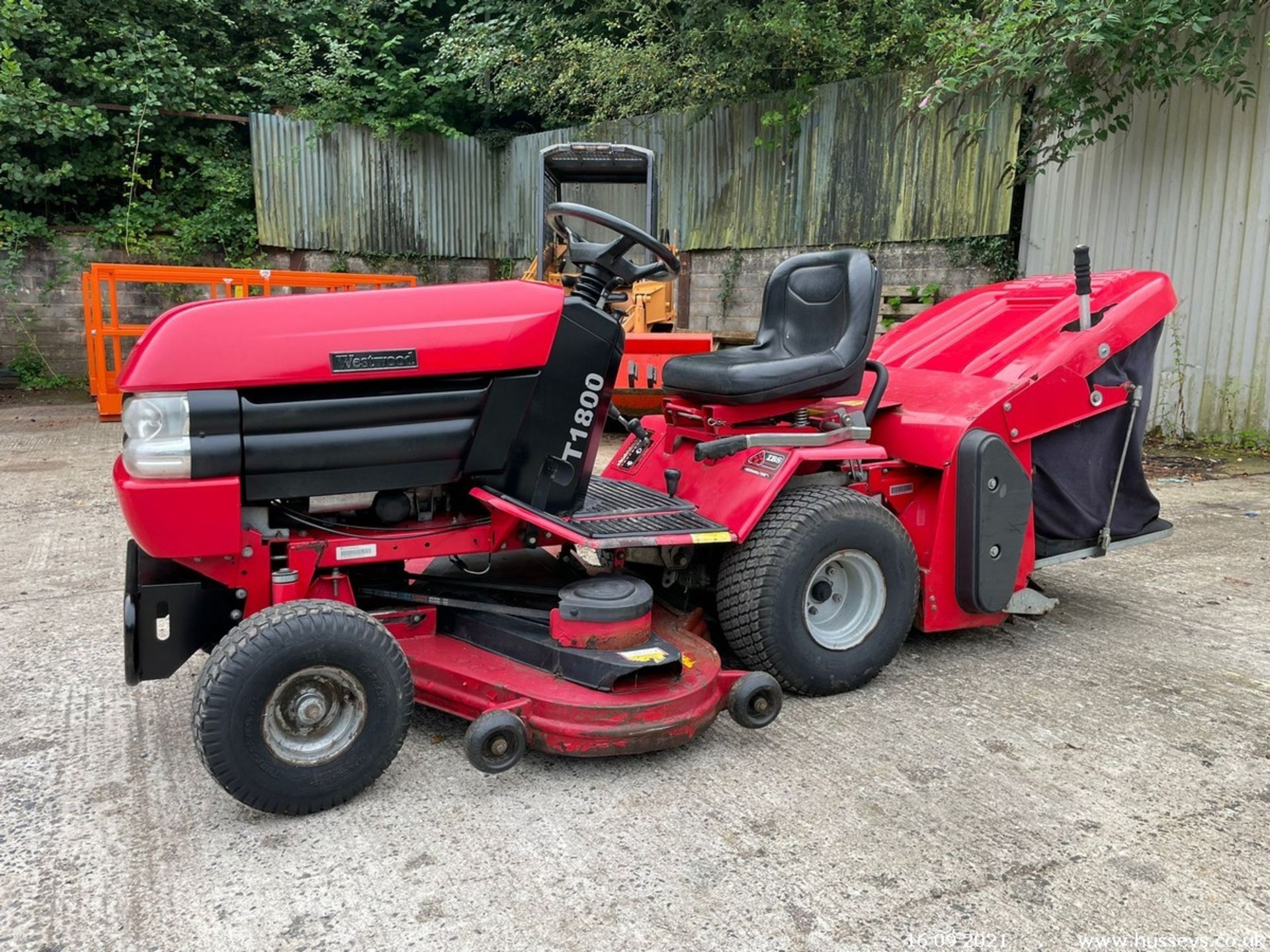 WESTWOOD T1800 RIDE ON MOWER - Image 2 of 5