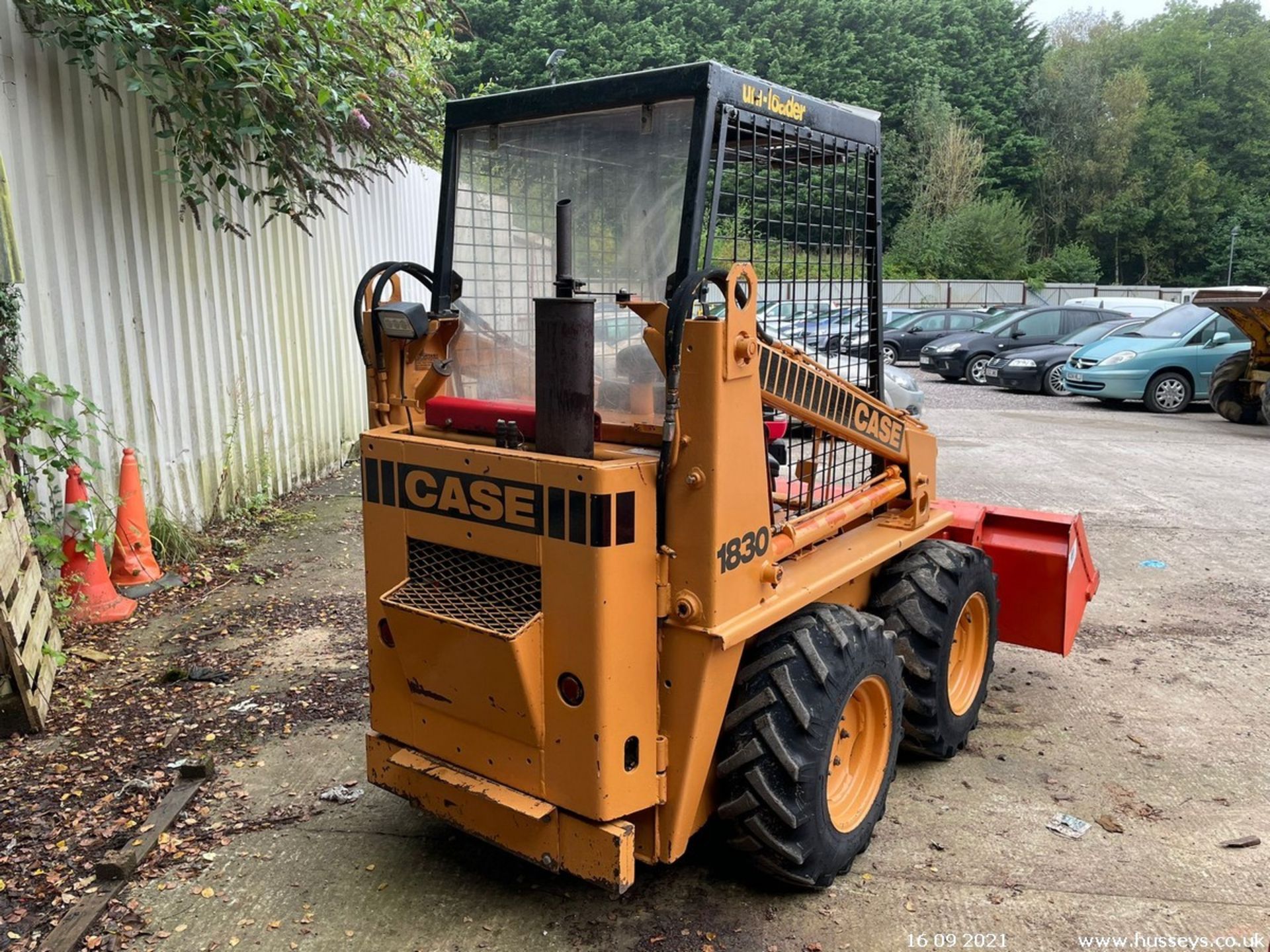 CASE 1830 SKID STEER C.W BUCKET & PALLET FORKS - Image 5 of 8