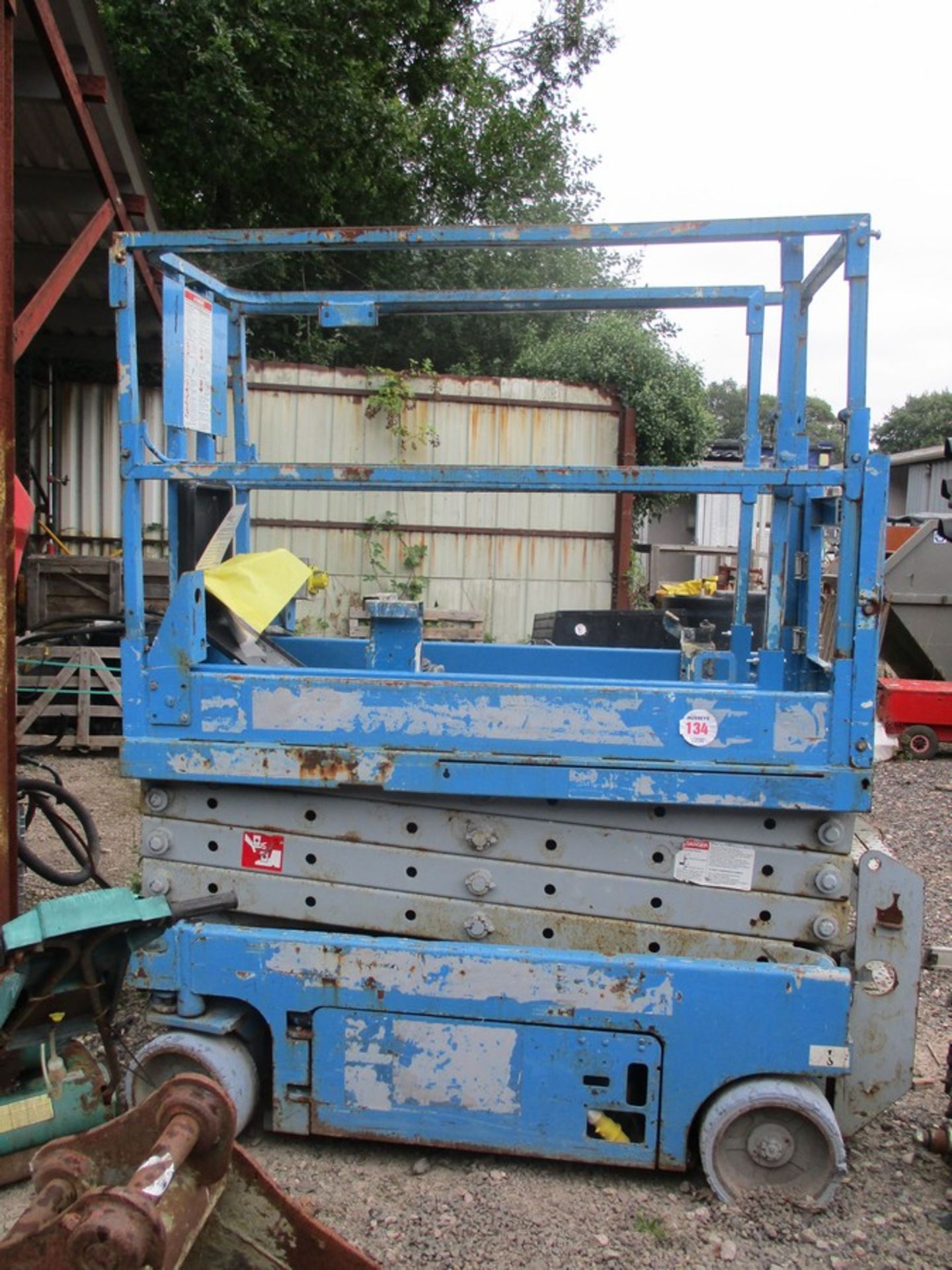 SCISSOR LIFT/ACCESS TOWER