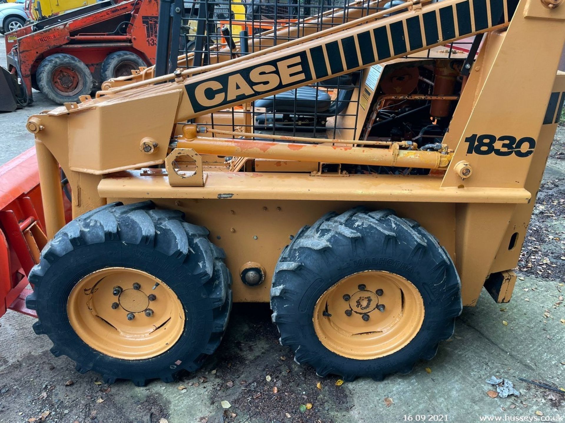 CASE 1830 SKID STEER C.W BUCKET & PALLET FORKS - Image 6 of 8