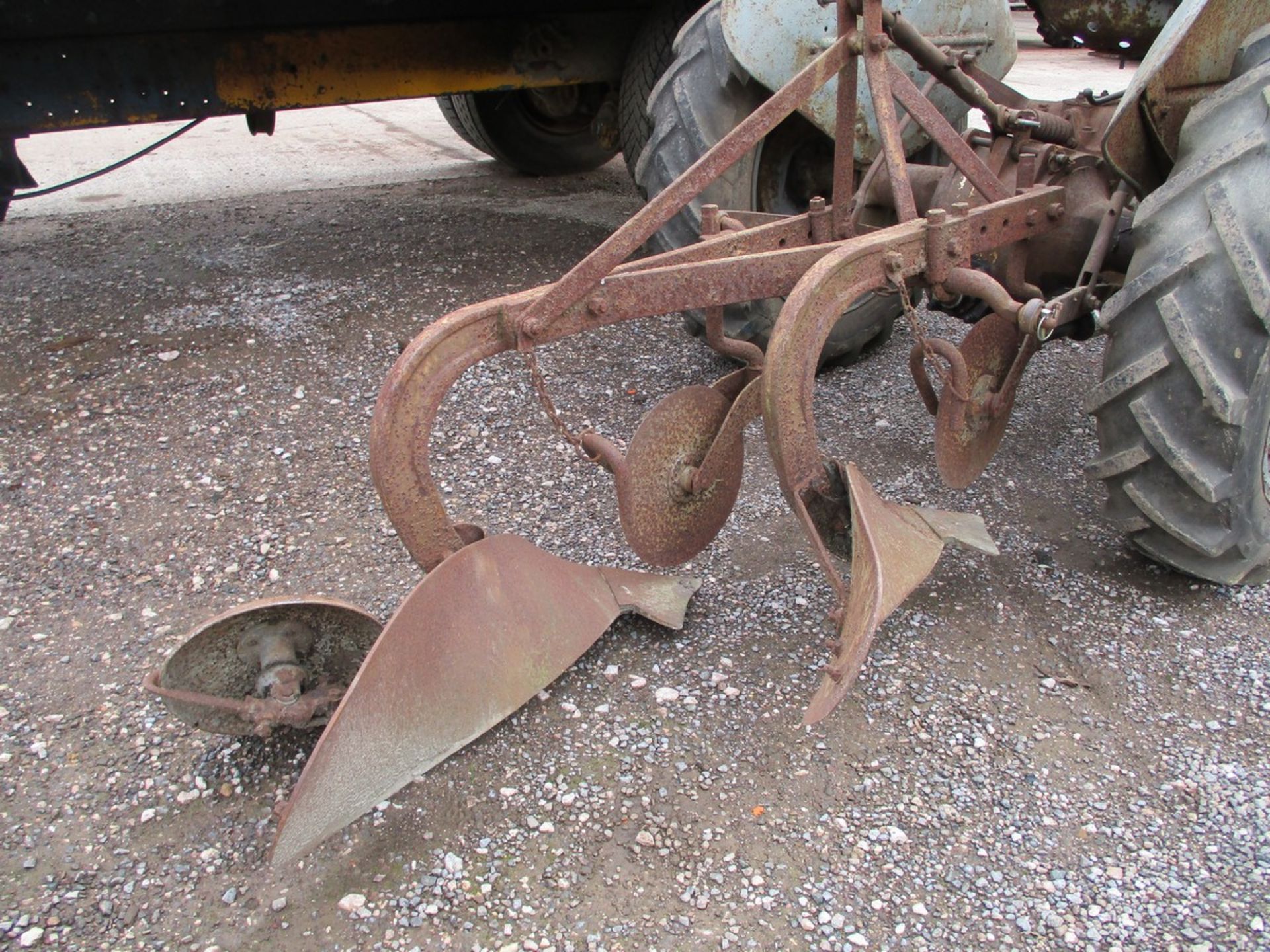 FERGIE T20 TRACTOR C/W 2 FURROW PLOUGH - Image 5 of 7