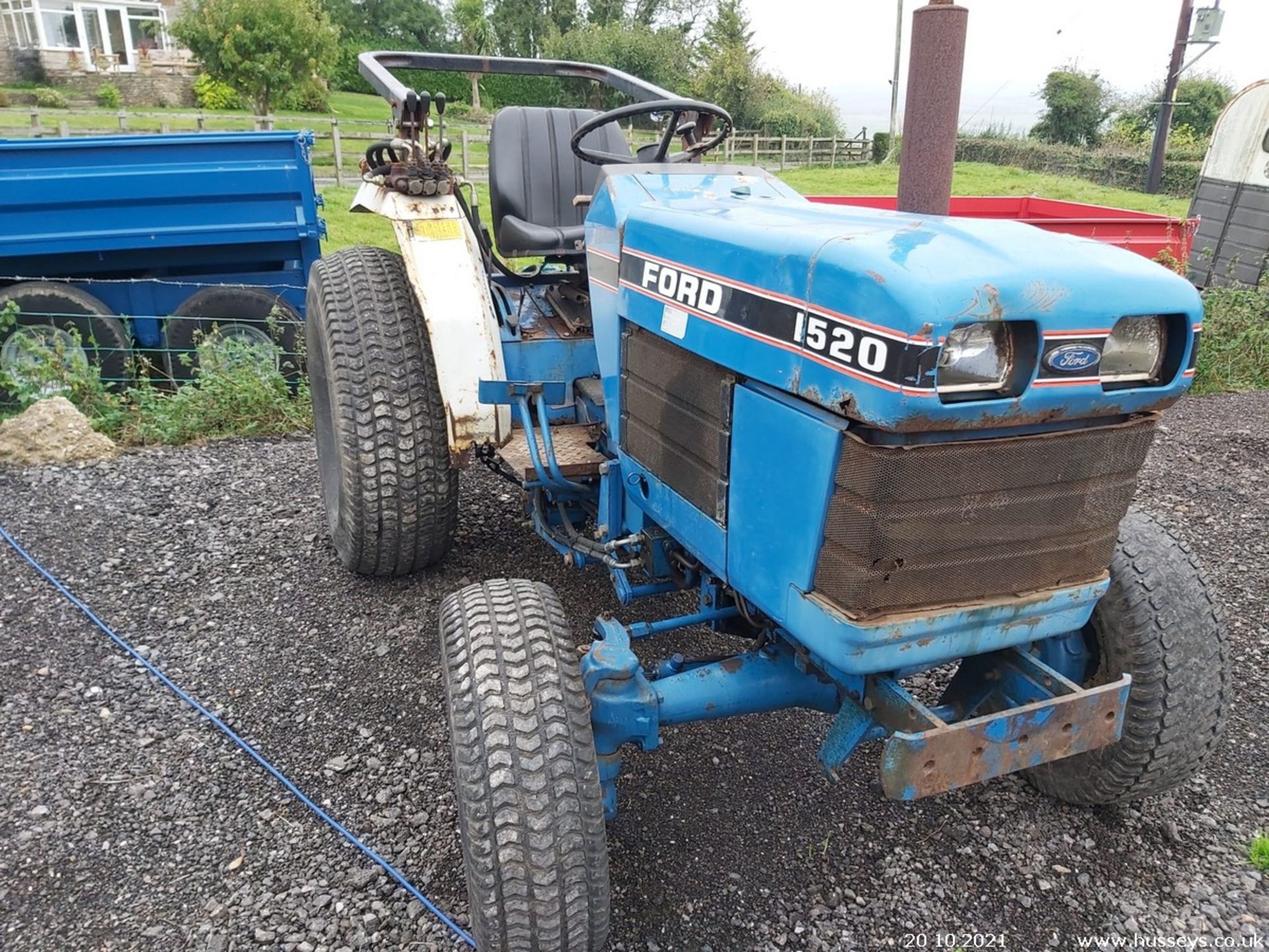 FORD 1520 COMPACT 4WD TRACTOR C.W ROLL BAR 2274HRS SRD PTO & HYDRAULICS WORKING 3 LEVER SPOOL VALVE - Image 2 of 5