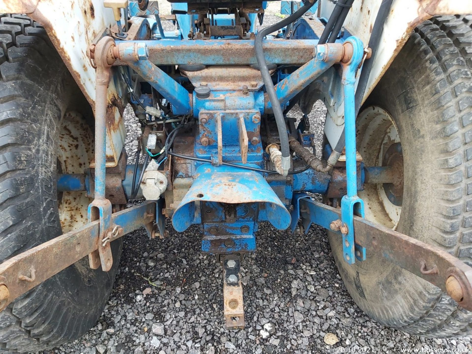 FORD 1520 COMPACT 4WD TRACTOR C.W ROLL BAR 2274HRS SRD PTO & HYDRAULICS WORKING 3 LEVER SPOOL VALVE - Image 4 of 5