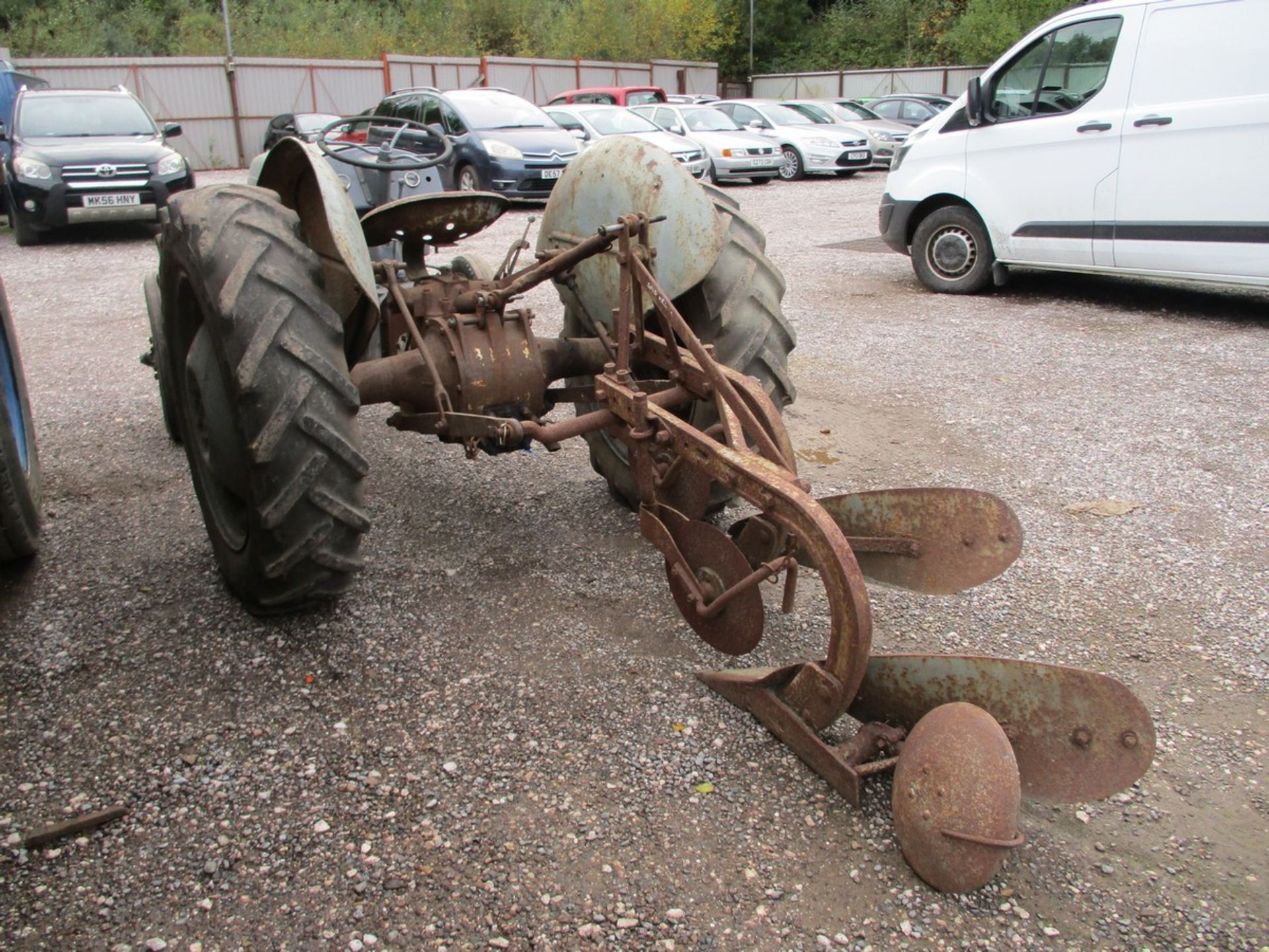 FERGIE T20 TRACTOR C/W 2 FURROW PLOUGH - Image 6 of 7