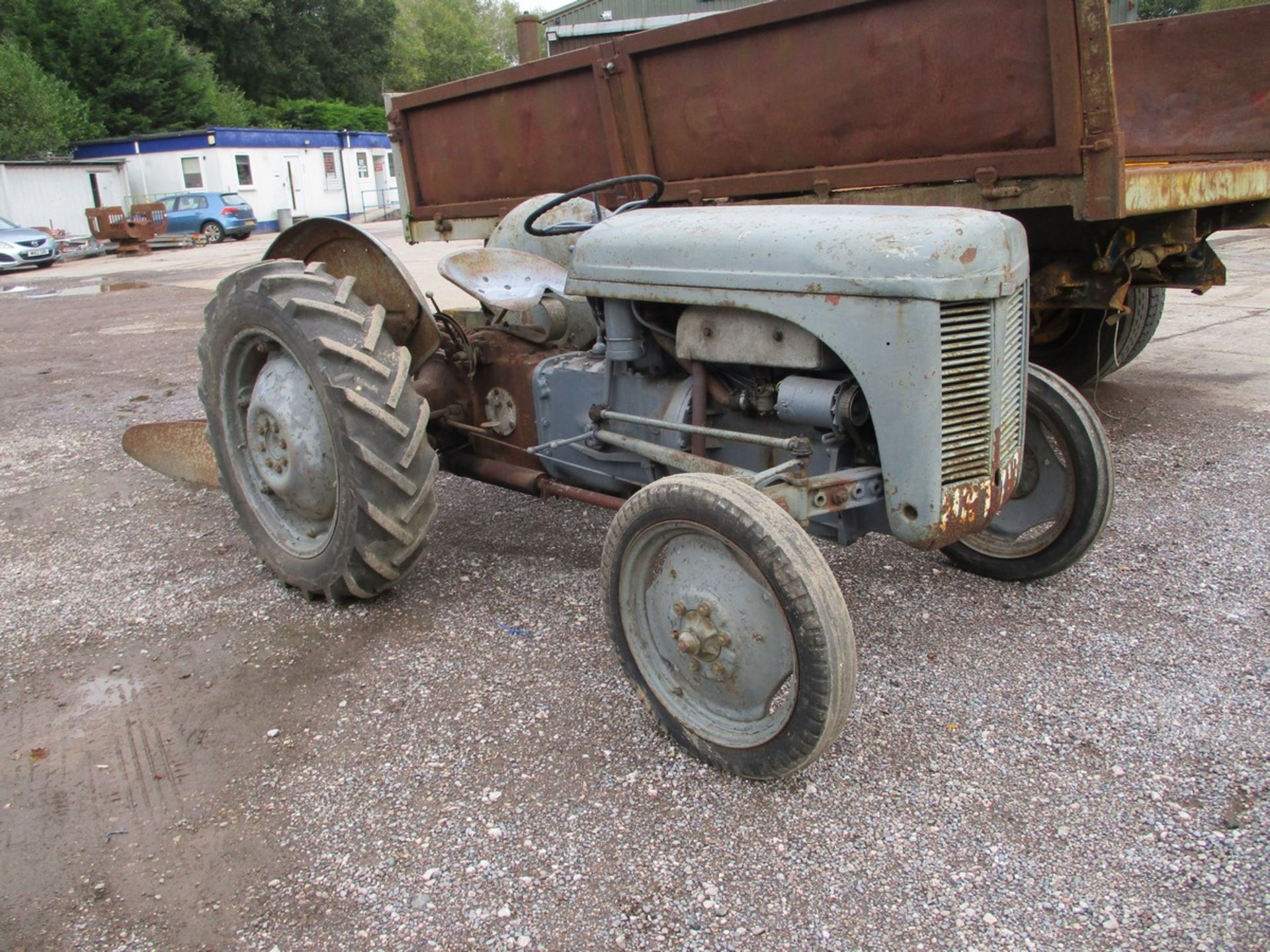 FERGIE T20 TRACTOR C/W 2 FURROW PLOUGH - Image 4 of 7