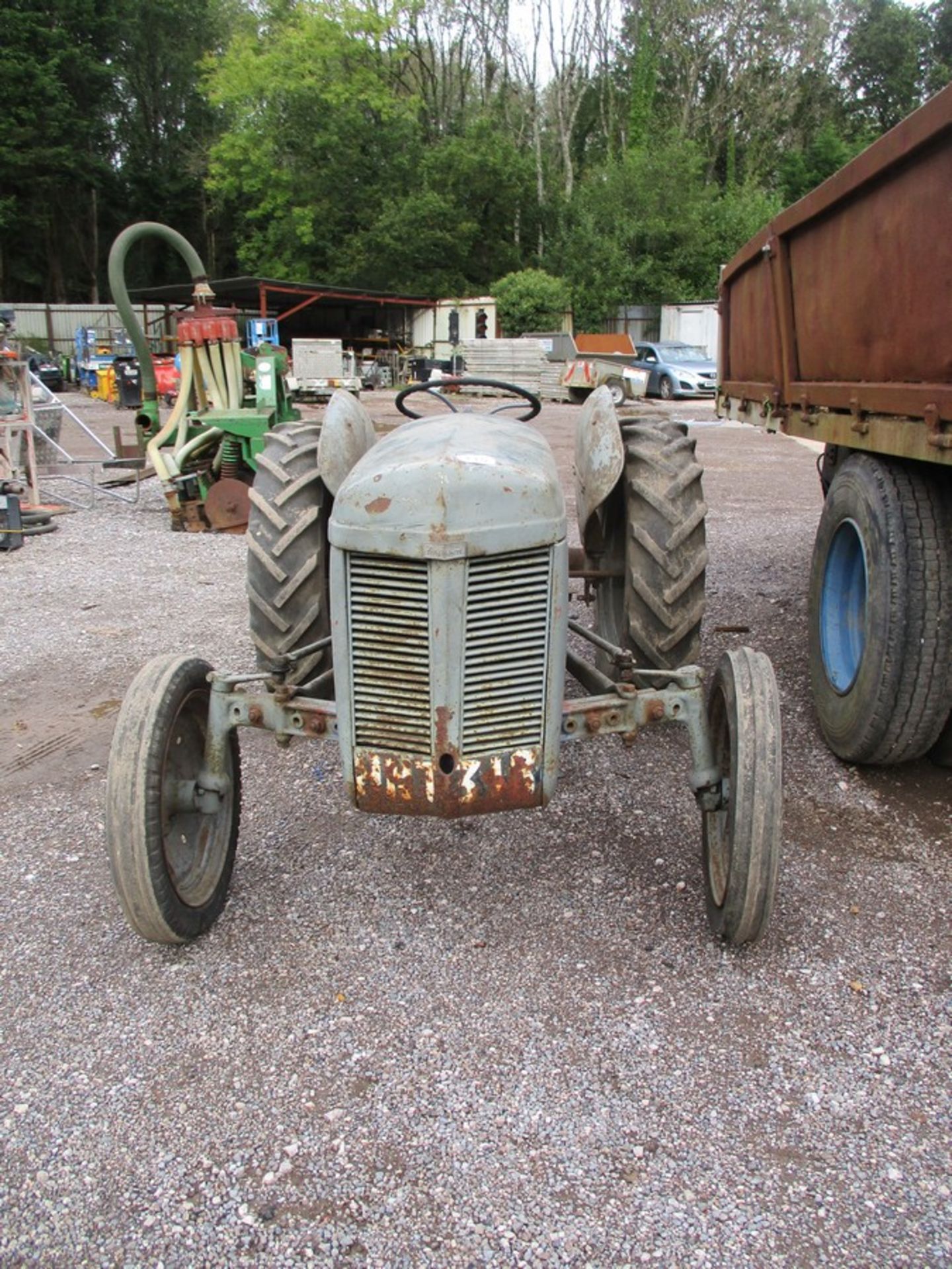 FERGIE T20 TRACTOR C/W 2 FURROW PLOUGH - Image 3 of 7