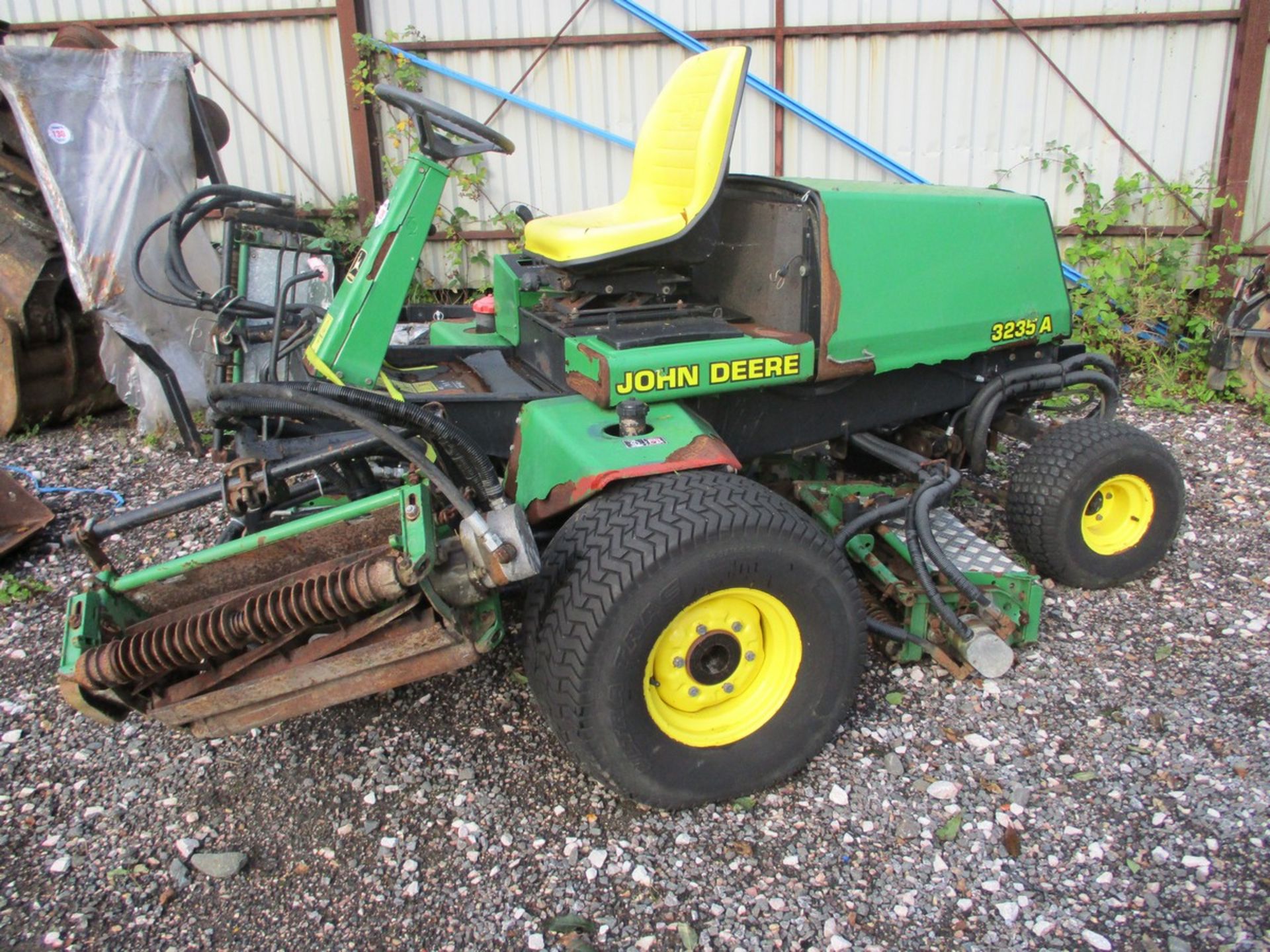 JOHN DEERE 3235A RIDE ON MOWER - Image 2 of 7