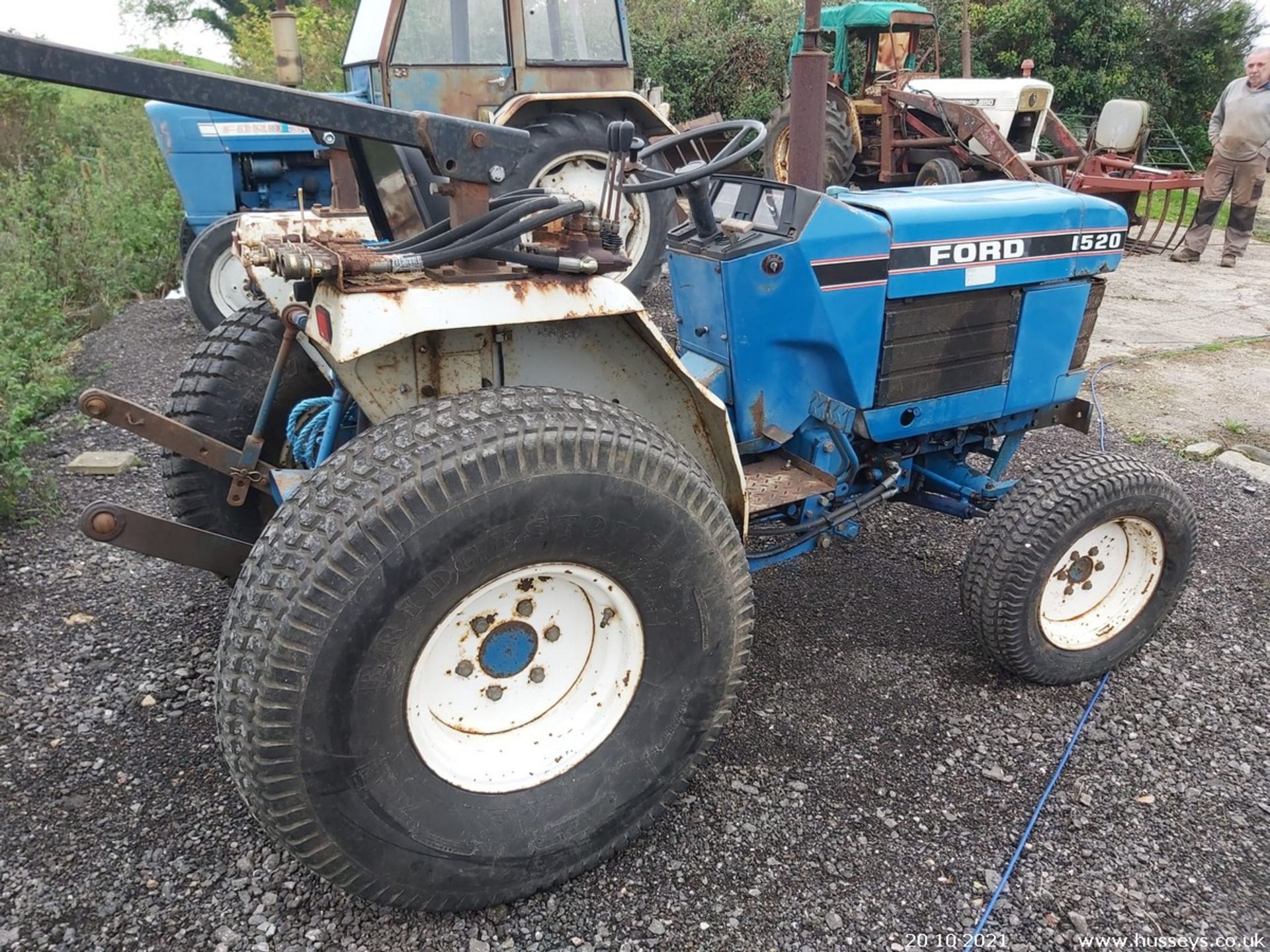 FORD 1520 COMPACT 4WD TRACTOR C.W ROLL BAR 2274HRS SRD PTO & HYDRAULICS WORKING 3 LEVER SPOOL VALVE - Image 3 of 5