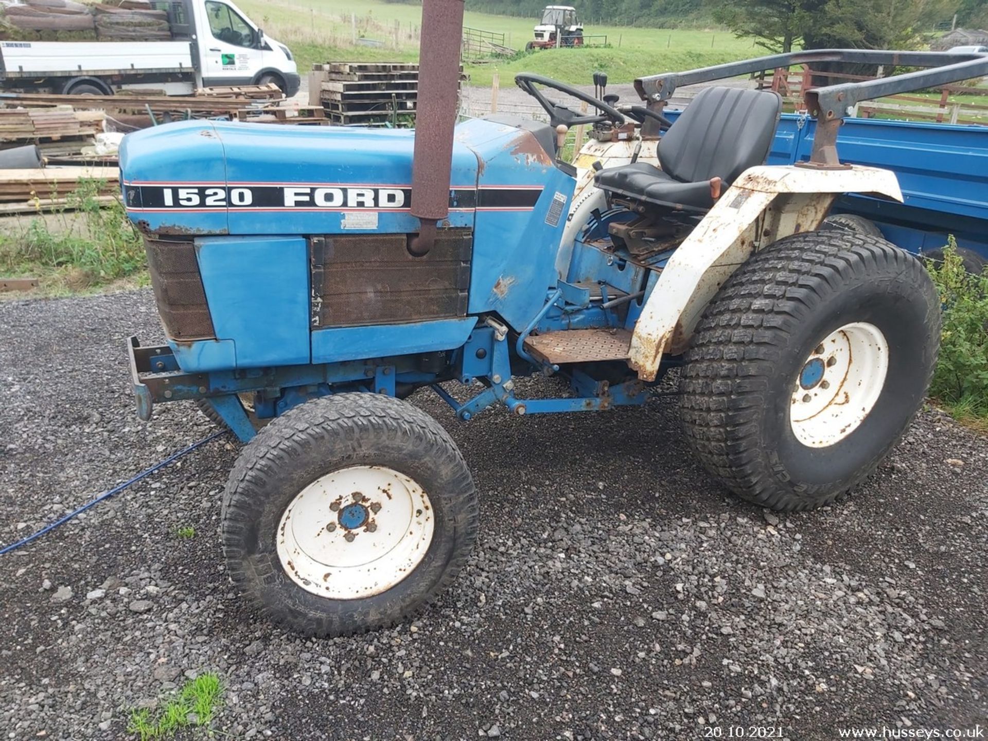 FORD 1520 COMPACT 4WD TRACTOR C.W ROLL BAR 2274HRS SRD PTO & HYDRAULICS WORKING 3 LEVER SPOOL VALVE