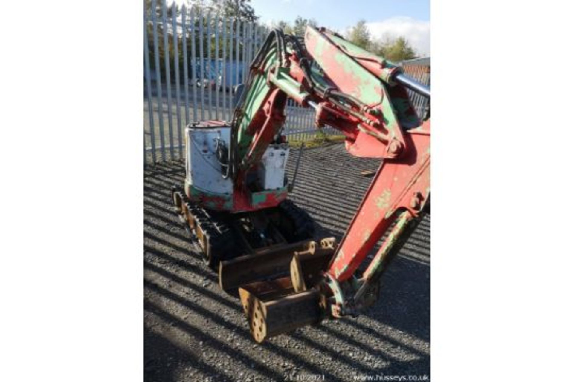 IHI 1 TON DIGGER ZERO TAIL SWING KNUCKLE BOOM C/W 2 BUCKETS RTD - Image 3 of 5