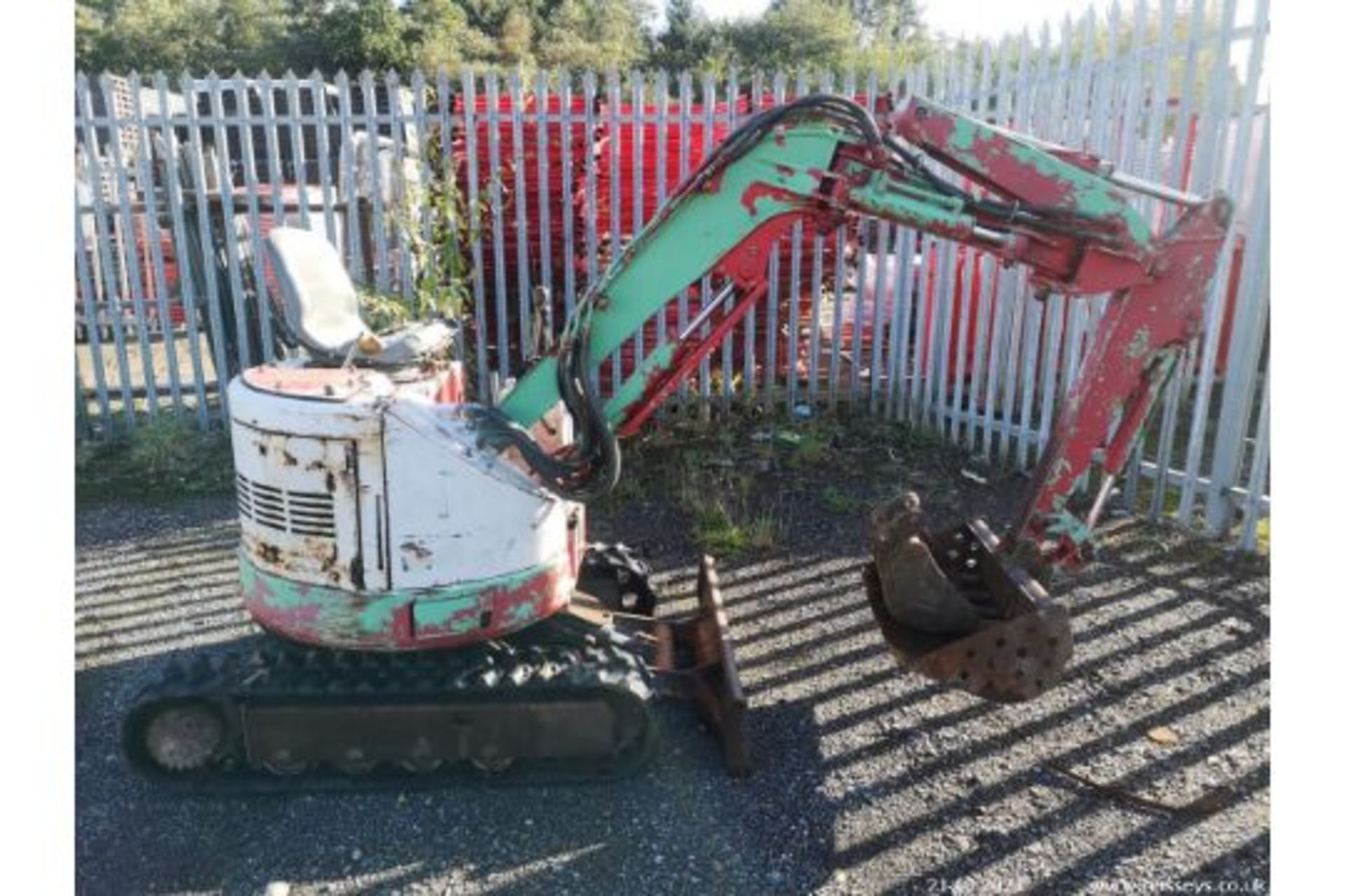 IHI 1 TON DIGGER ZERO TAIL SWING KNUCKLE BOOM C/W 2 BUCKETS RTD - Image 2 of 5