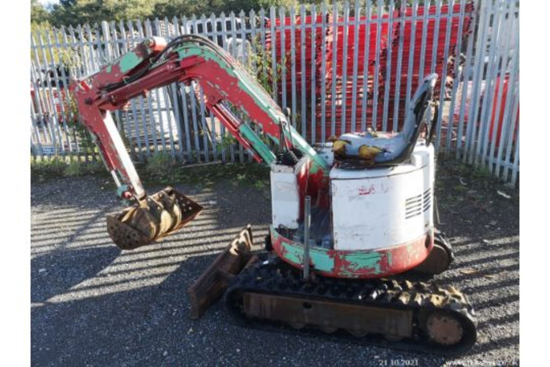 IHI 1 TON DIGGER ZERO TAIL SWING KNUCKLE BOOM C/W 2 BUCKETS RTD