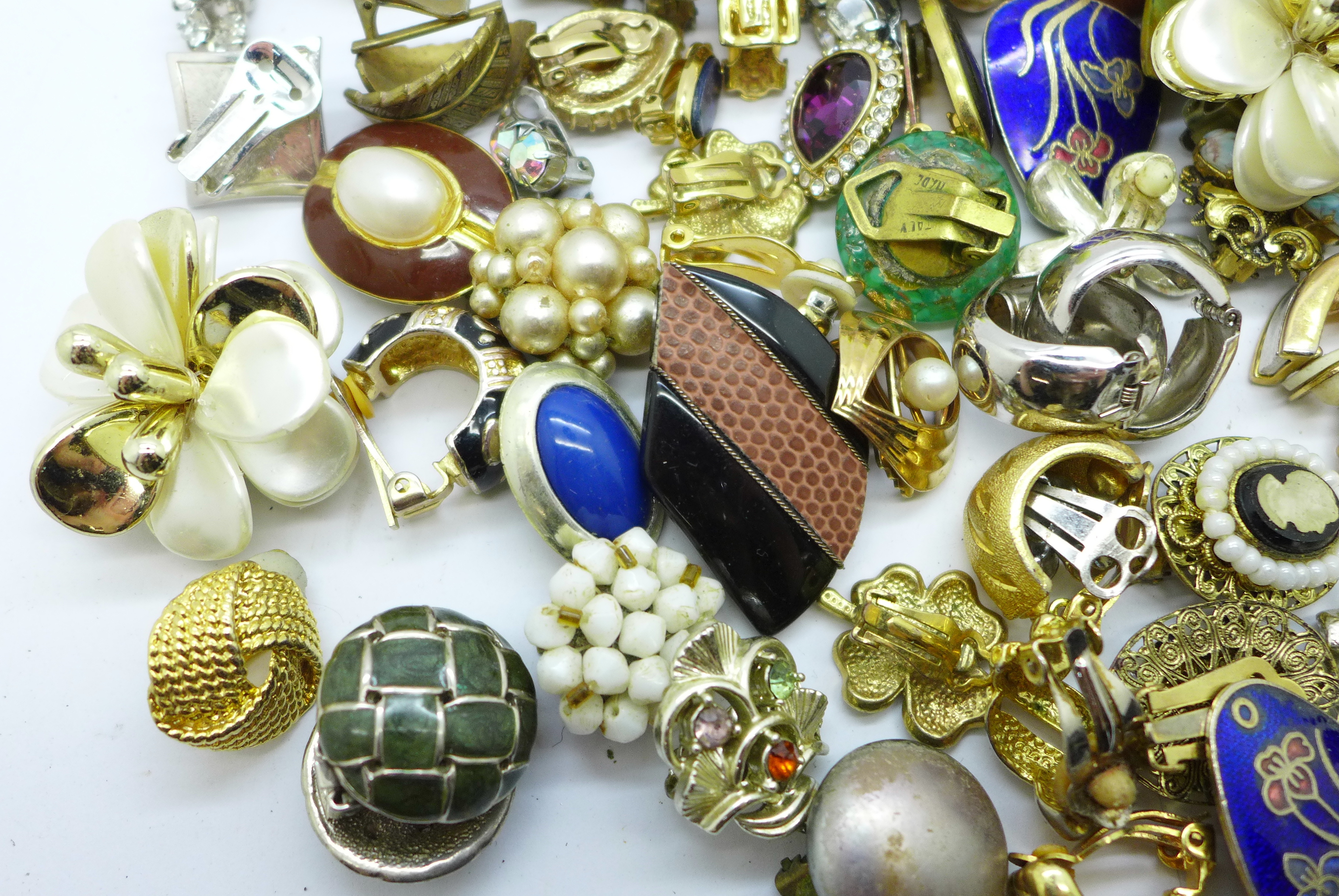 Forty-eight pairs of vintage clip-on earrings - Image 2 of 4