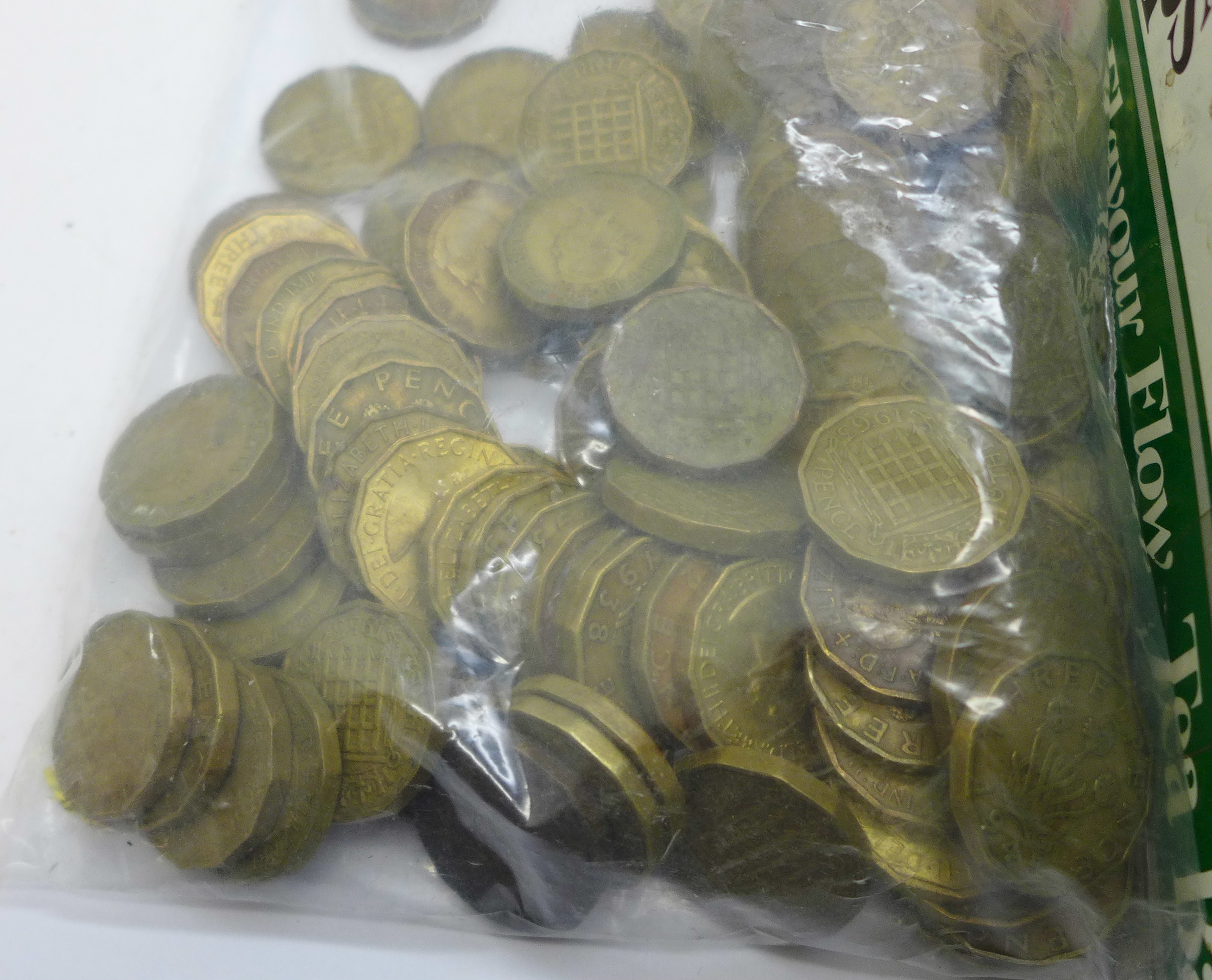A collection of brass 3d coins, crowns, other coins and banknotes - Bild 4 aus 4