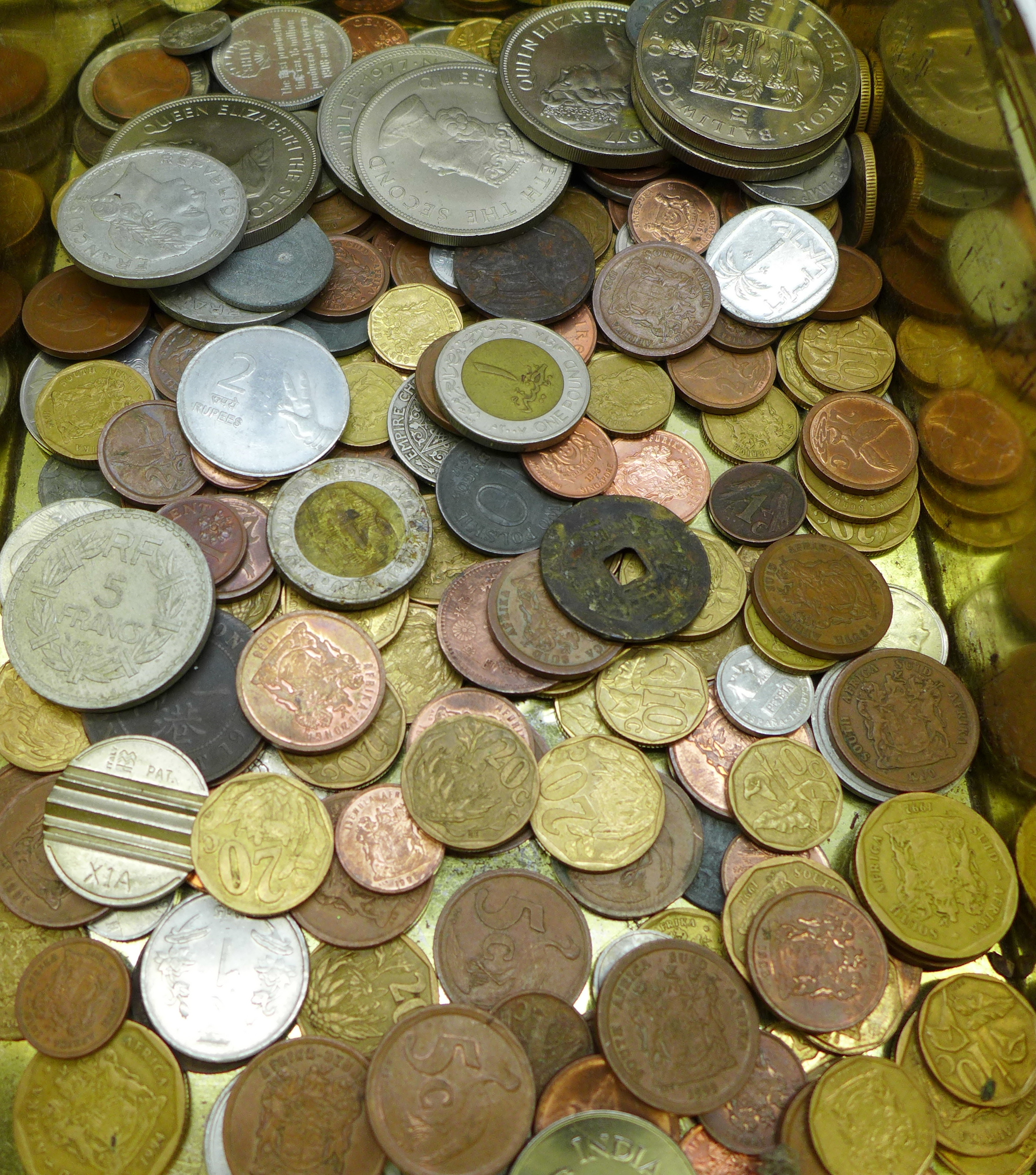 A collection of brass 3d coins, crowns, other coins and banknotes - Bild 3 aus 4