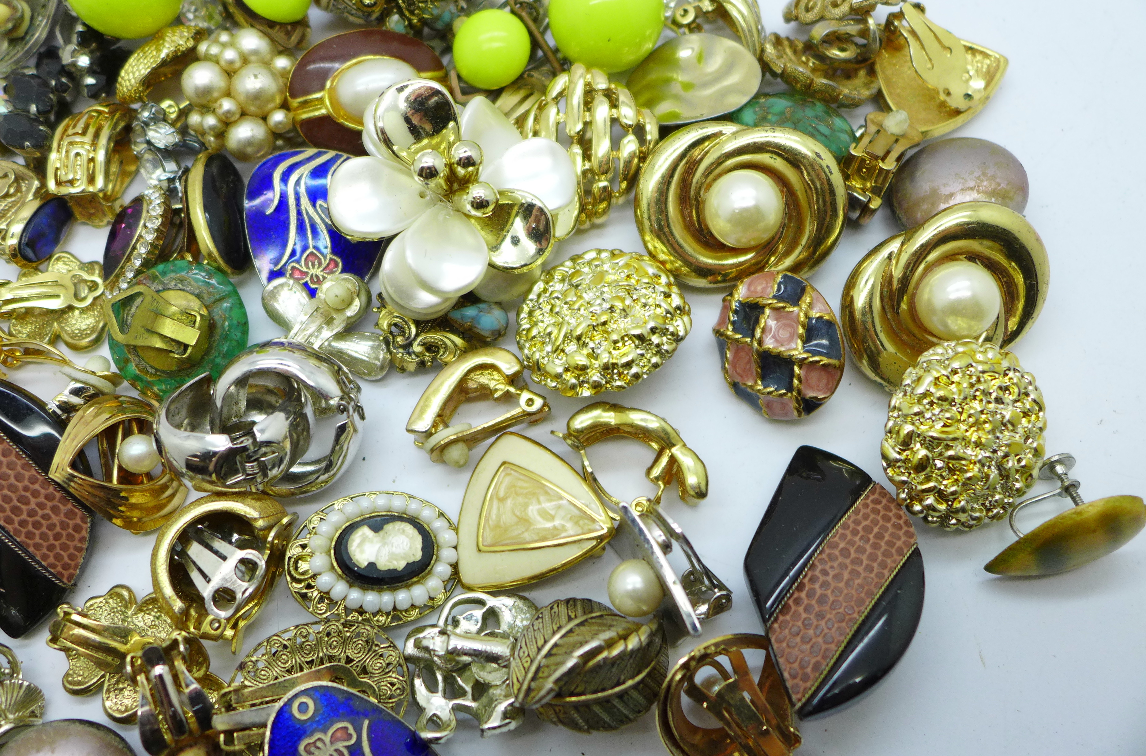 Forty-eight pairs of vintage clip-on earrings - Image 3 of 4