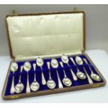 A cased set of twelve silver spoons, Sheffield 1911, 120g