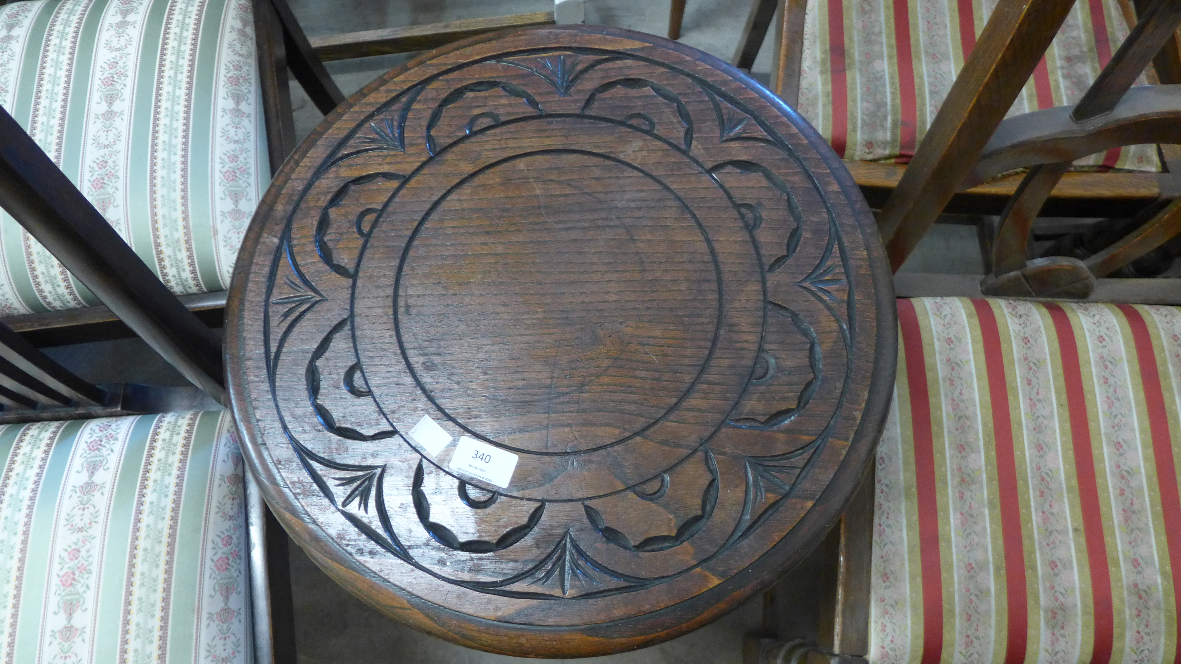 A carved oak circular occasional table - Image 2 of 2