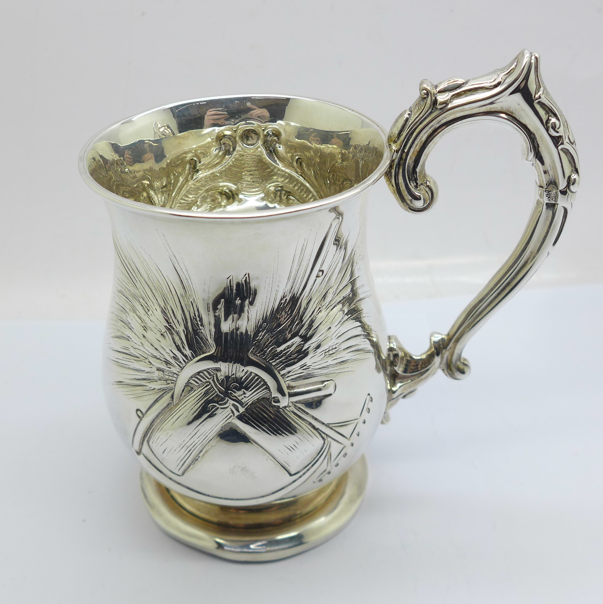 A Victorian silver mug decorated with wheatsheaves, London 1860, with initials, 202g - Bild 2 aus 5