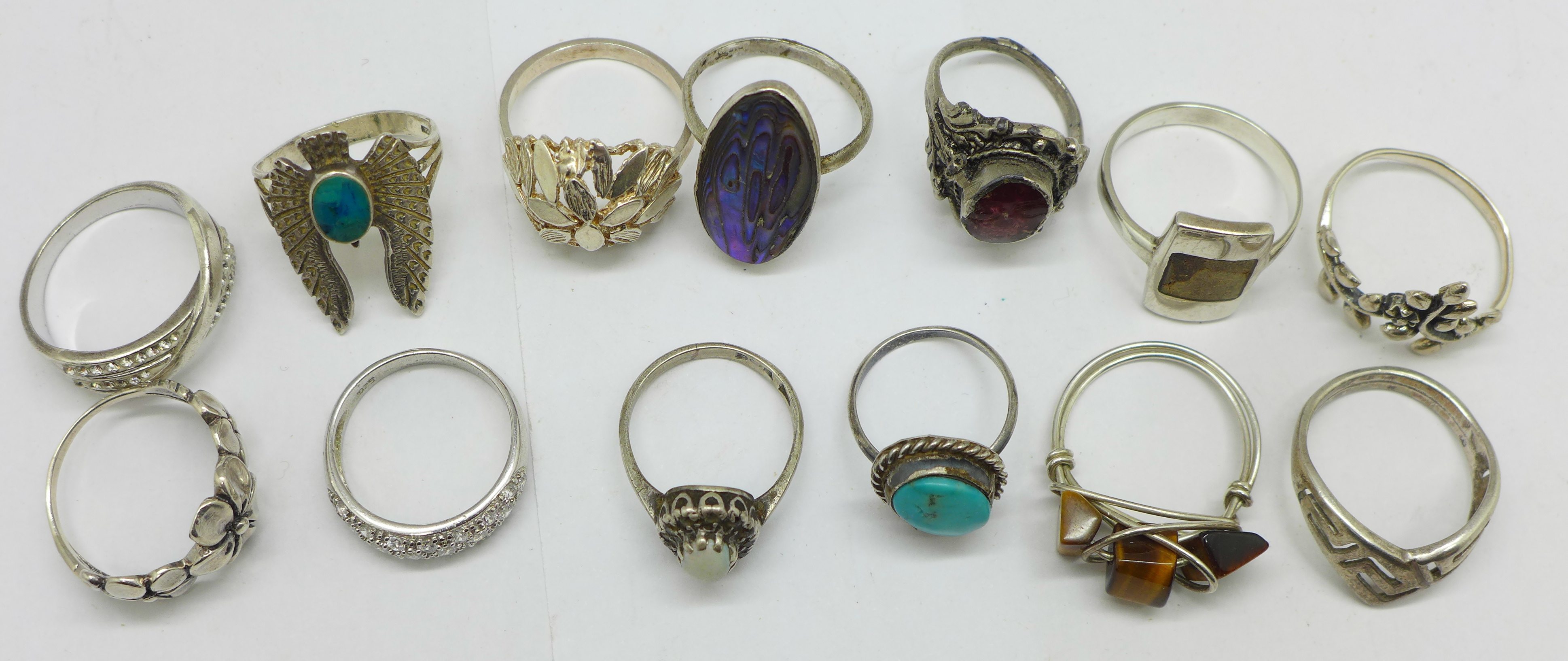 Thirteen rings;-ten silver, (one opal set a/f), and three white metal including tigers eye set - Bild 2 aus 2