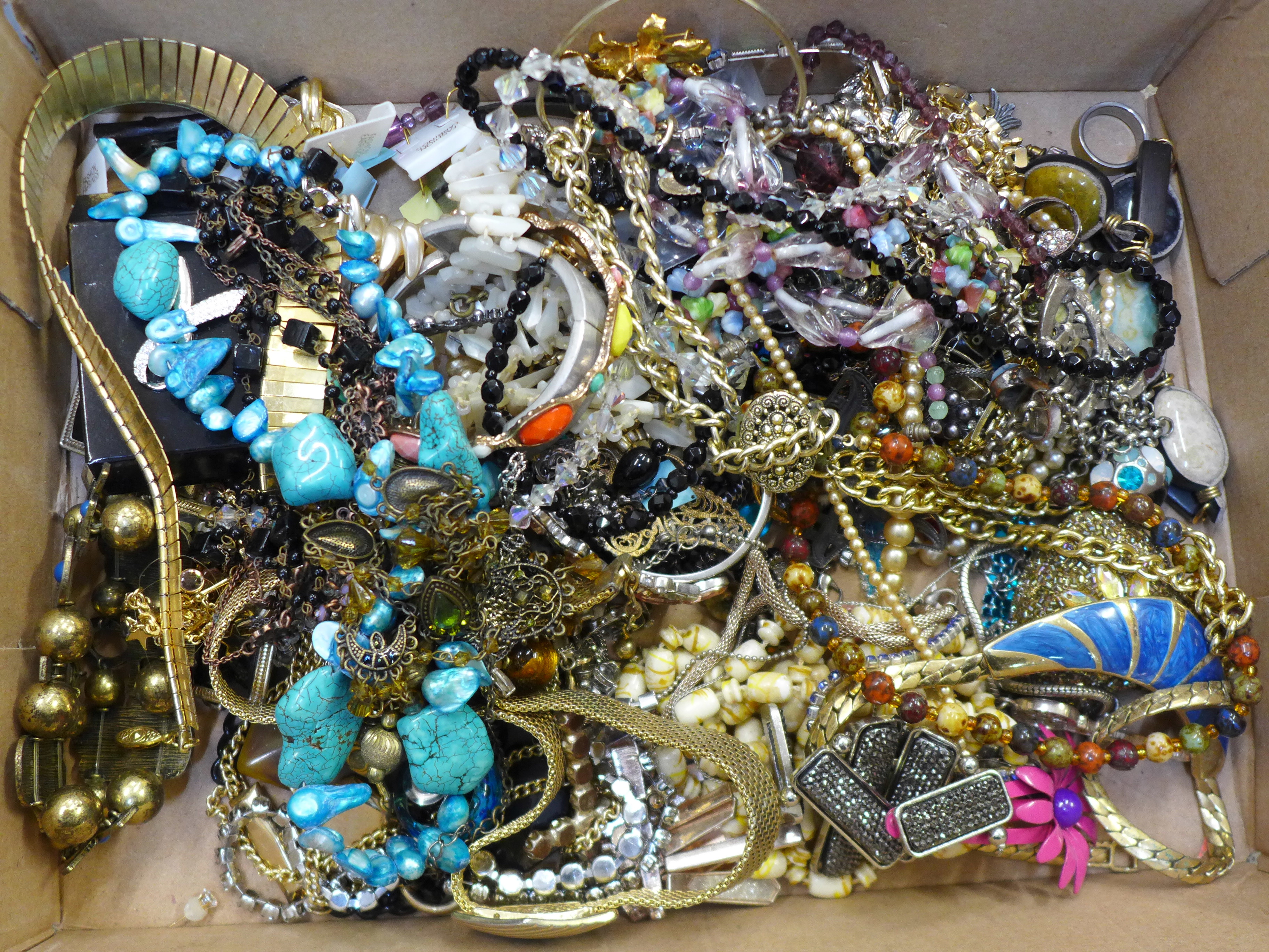 A collection of costume jewellery - Image 2 of 3